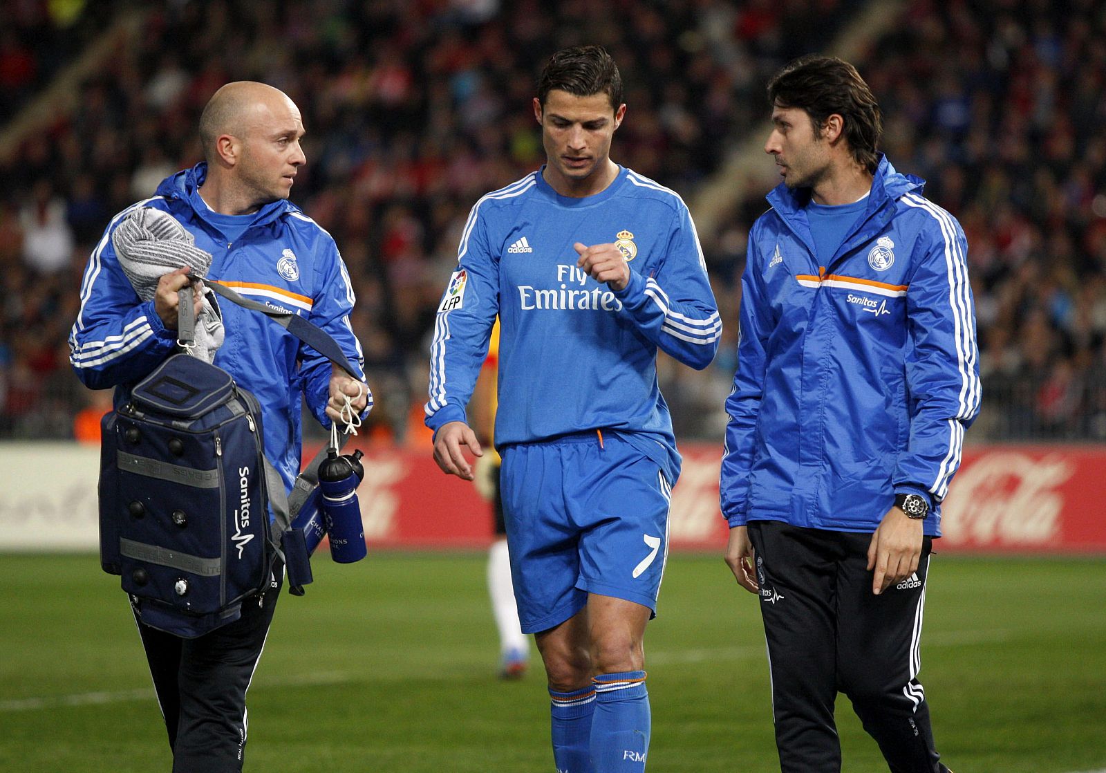 El delantero portugués del Real Madrid Cristiano Ronaldo tras retirarse lesionado en su partido ante el Almería