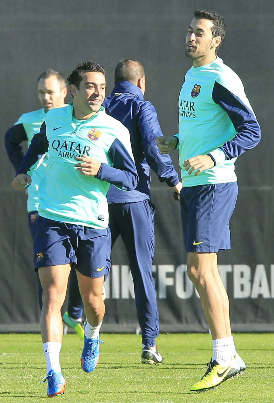 Los centrocampistas españoles del FC. Barcelona, Xavi Hernández(i) y Sergio Busquets(d)