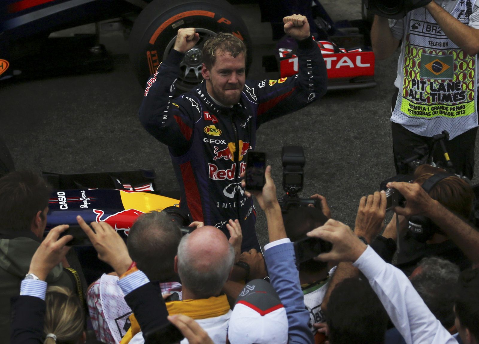 Vettel celebra su triunfo en Interlagos.