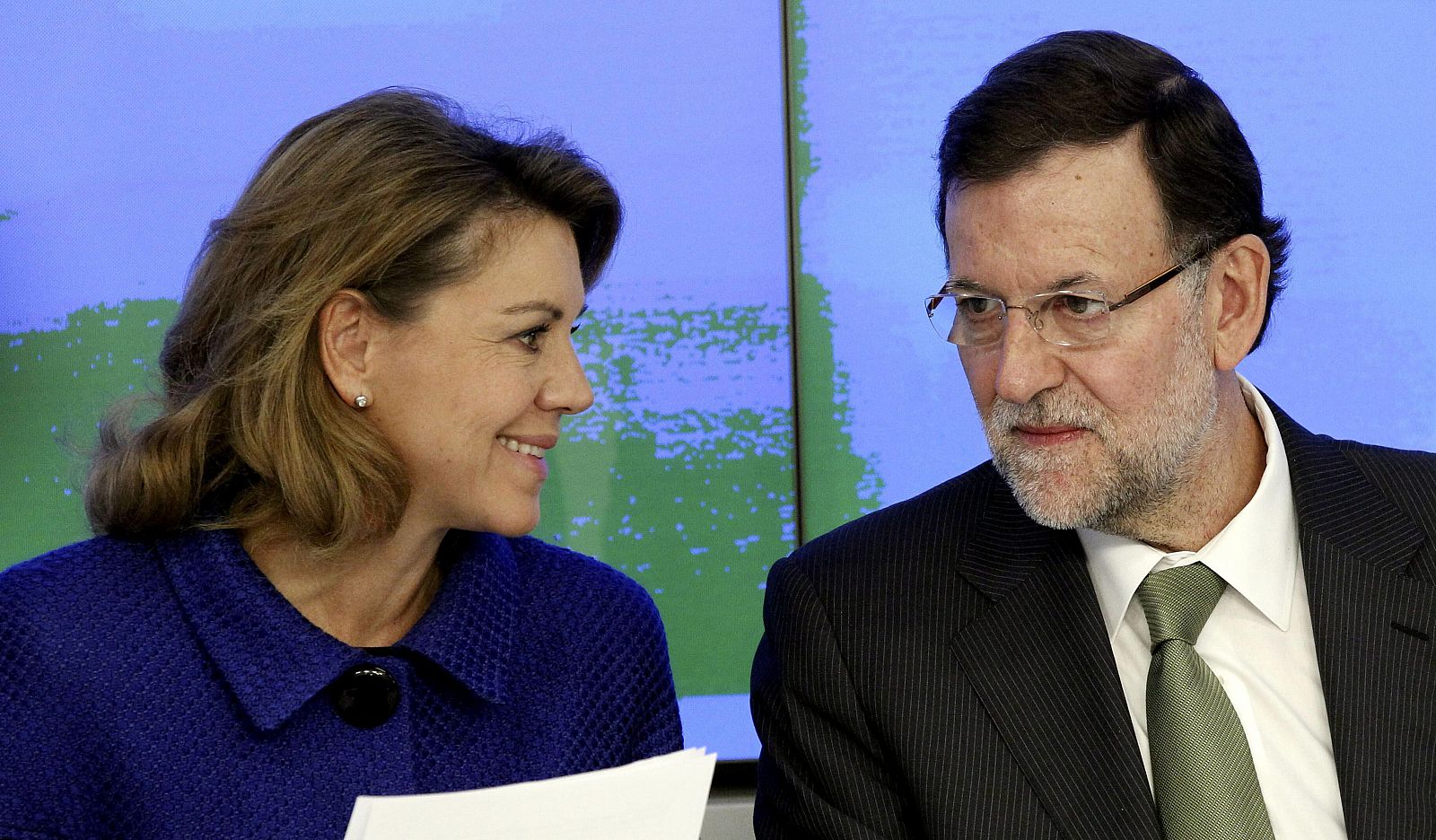 El presidente del Gobierno, Mariano Rajoy, junto a la secretaria general del PP, María Dolores de Cospedal, al inicio de la reunión del Comité Ejecutivo Nacional del partido