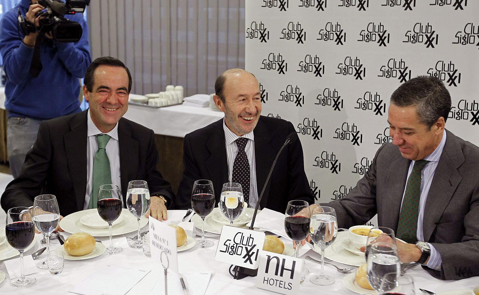 Alfredo Pérez Rubalcaba, en el coloquio del Club Siglo XXI, con los exministros José Bono y Eduardo Zaplana.
