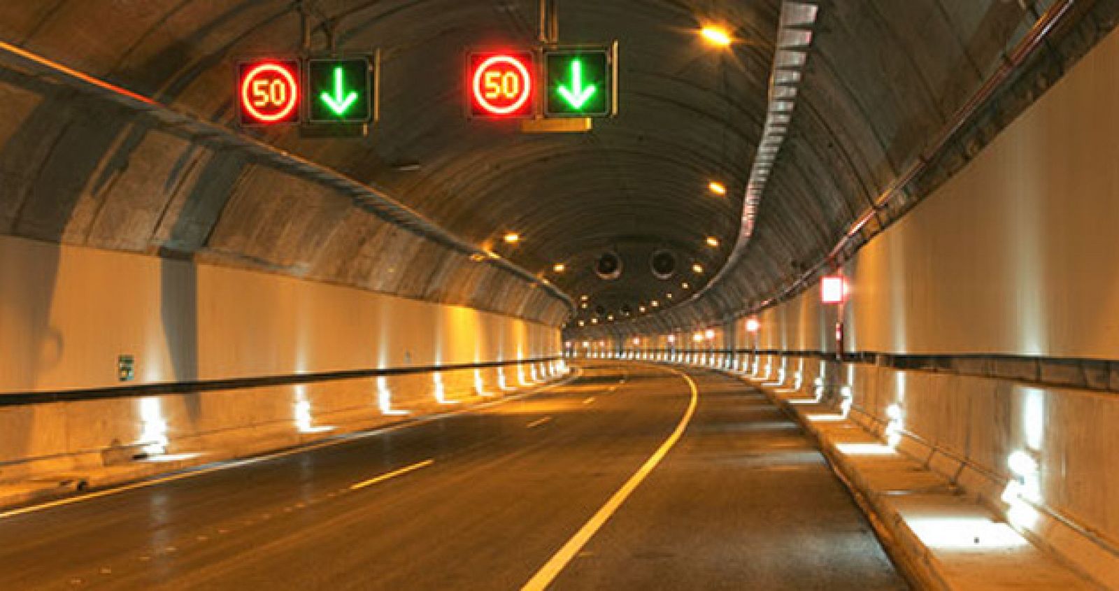 La M-12, autopista de peaje que da acceso a la Terminal 4 del aeropuerto de Madrid-Barajas