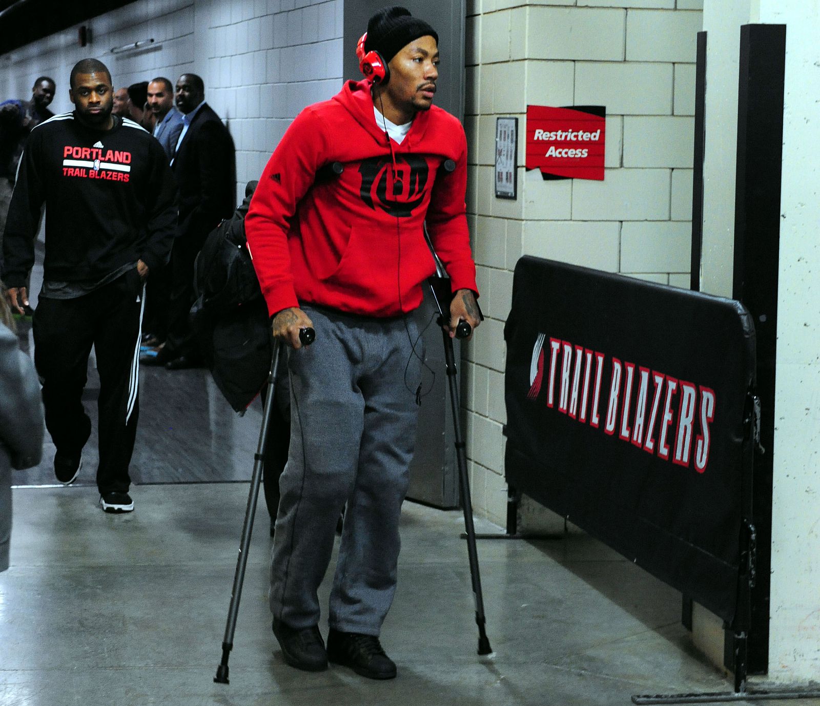 Derrick Rose caminando con muletas tras su lesión.