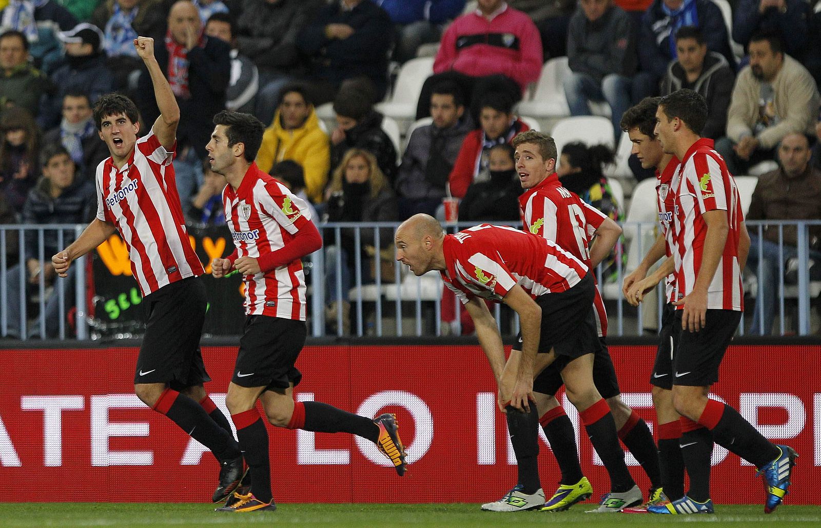 Mikel San José (i) celebra el primer gol ante el Málaga.