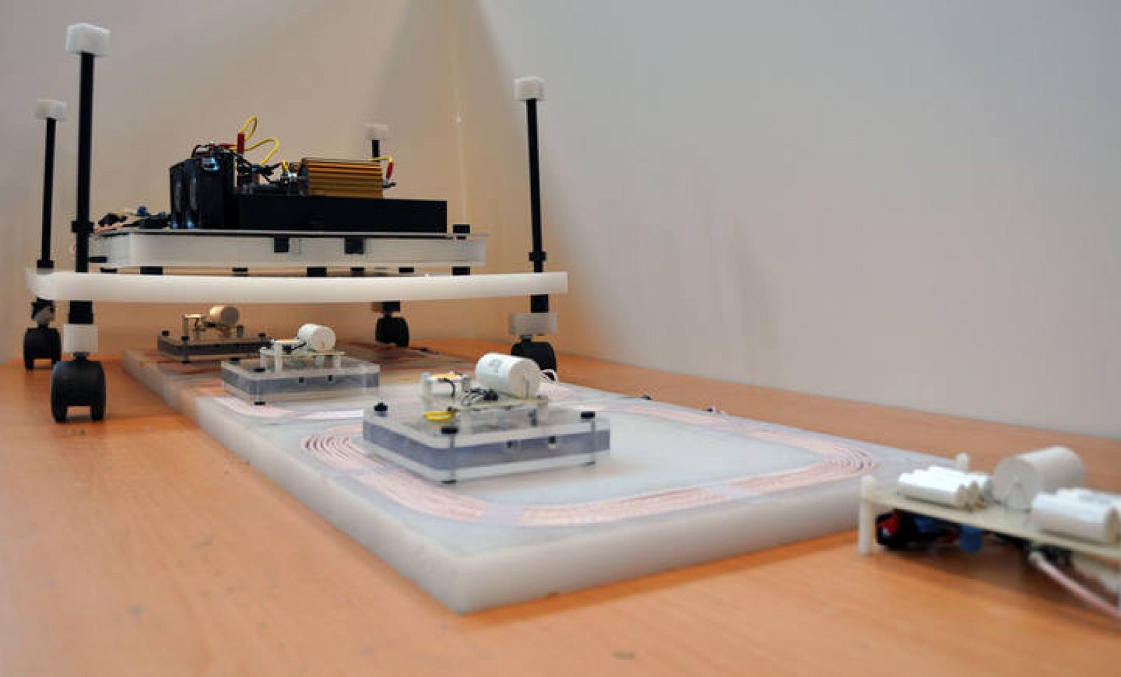 Dispositivo inalámbrico de carga eléctrica de vehículos.