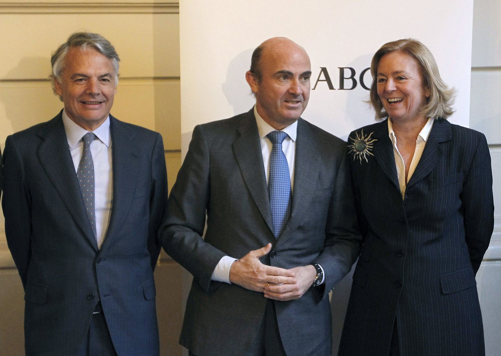 El ministro de Economía y Competitividad, Luis de Guindos, posa con la presidenta del ABC, Catalina Luca de Tena, y el presidente de la Mutua Madrileña, Ignacio Garralda, con motivo de su participación en el almuerzo Foro ABC