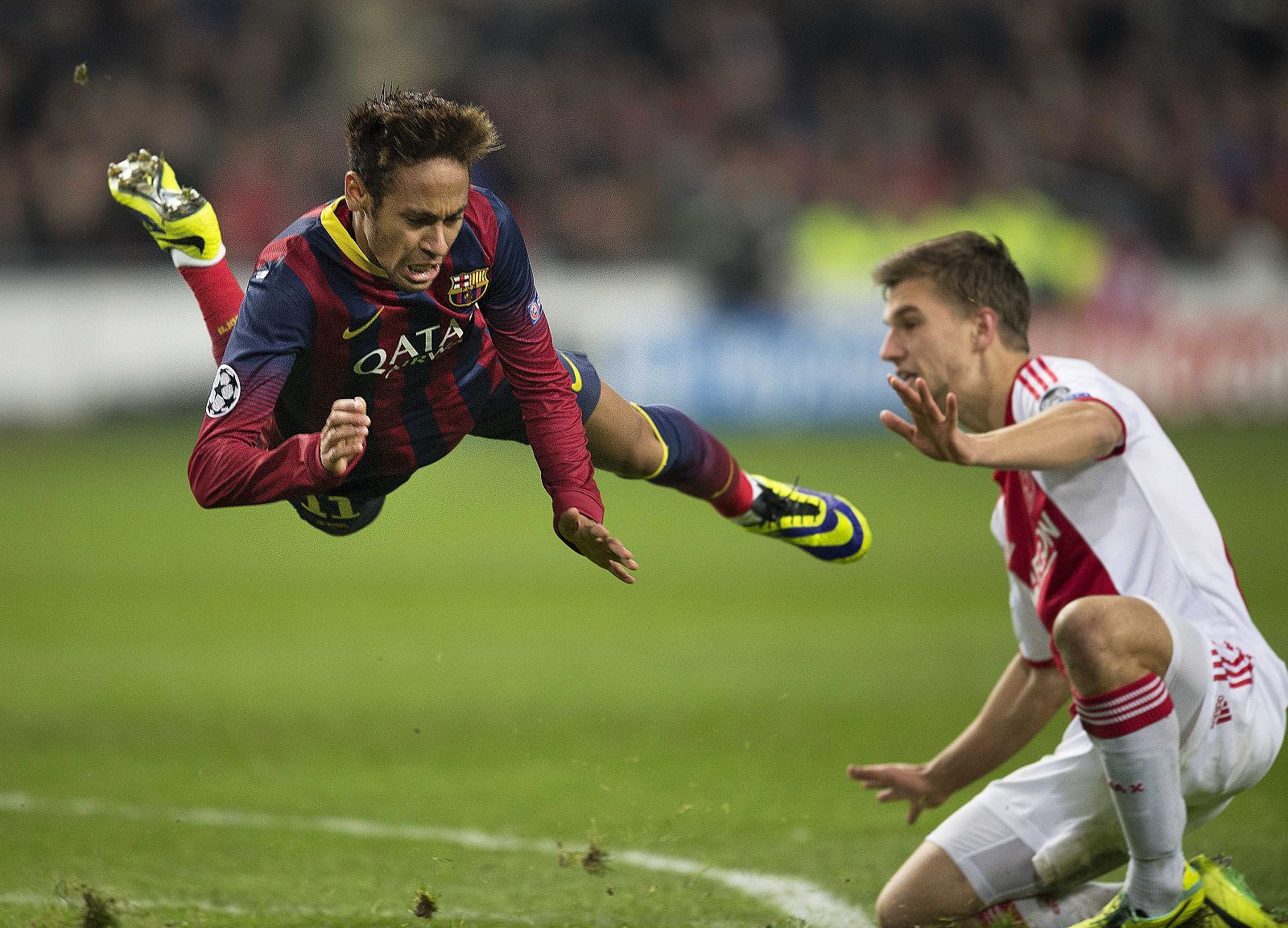 El delantero brasileño del FC Barcelona, Neymar tras la falta cometidao por Joel Veltman del Ajax de Amsterdam.