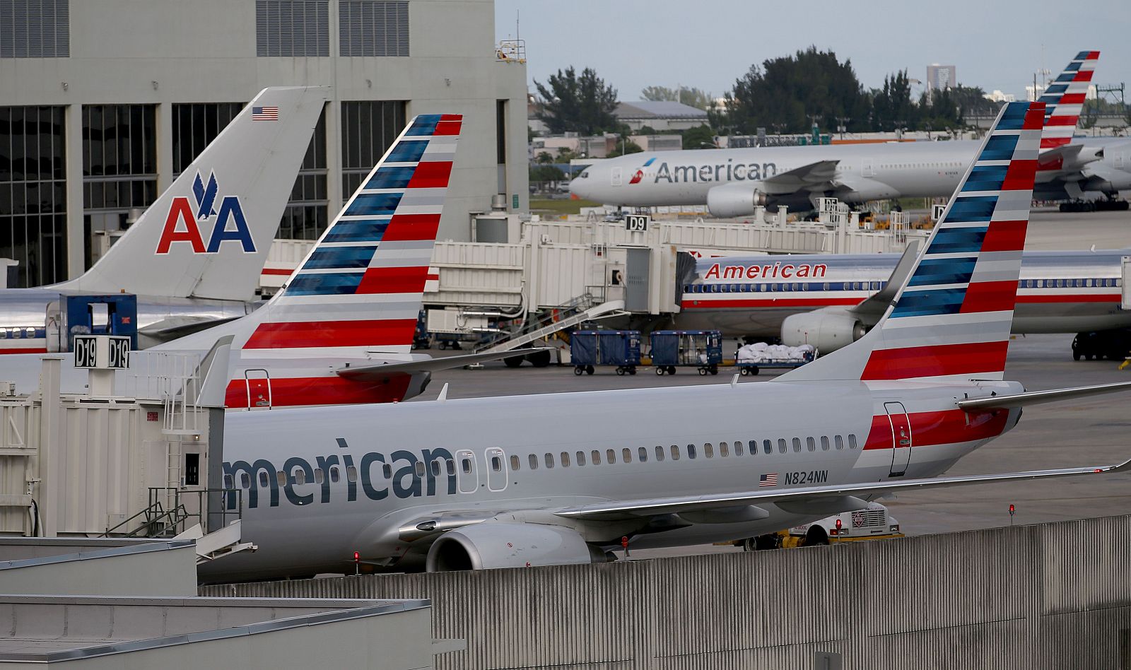 Aviones de American Airlines en el aeropuerto internacional de Miami