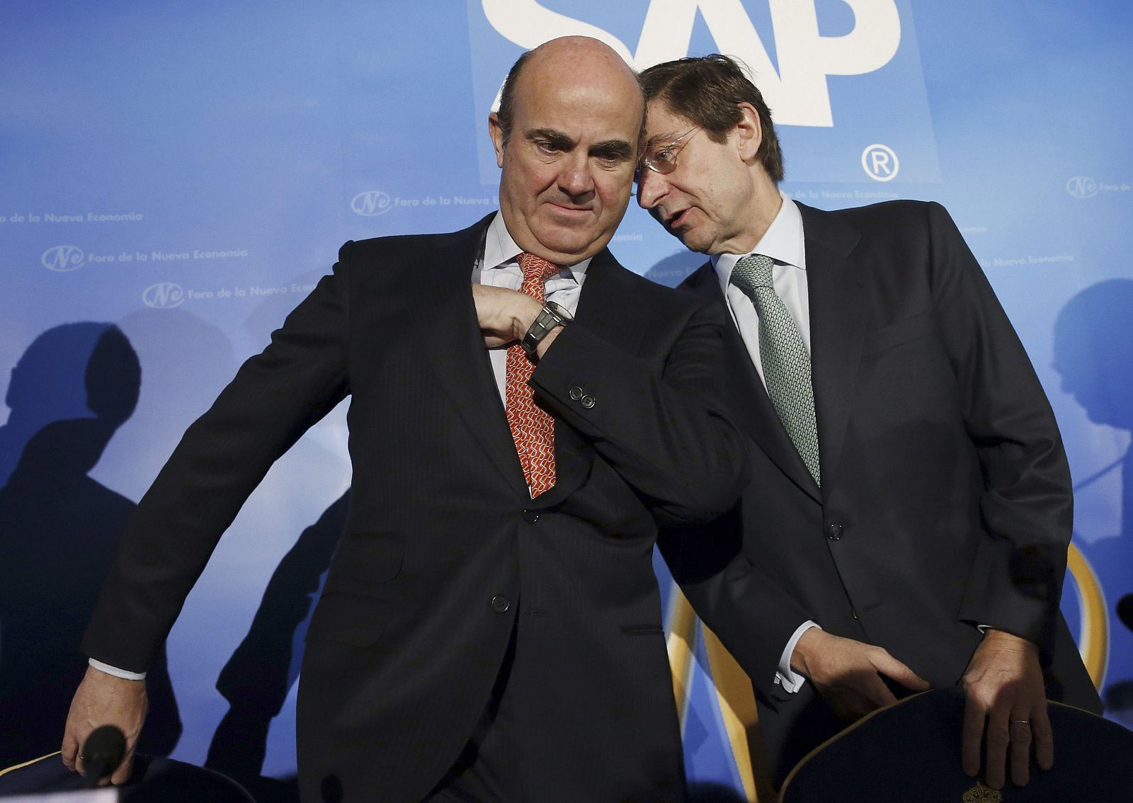 El ministro de Economía, Luis de Guindos, y el presidente de Bankia, José Ignacio Goirigolzarri