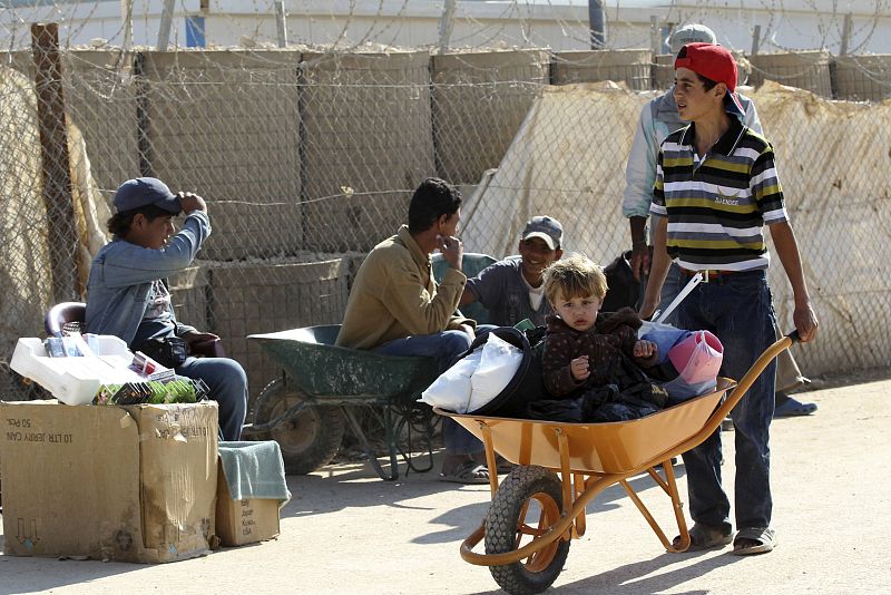 Refugiados sirios que trabajan como adultos en el campo de refugiados jordano en Zaatari.