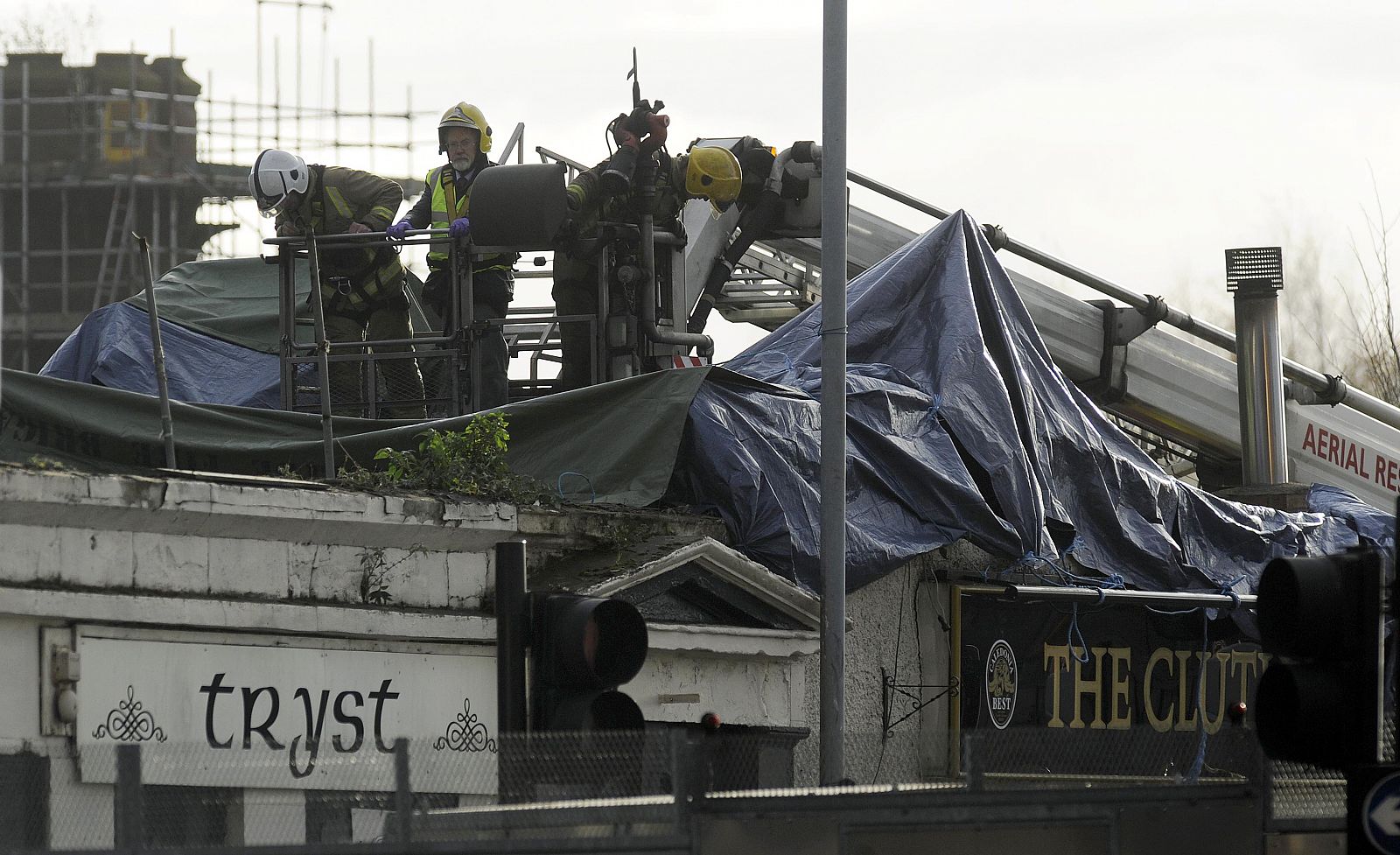 Varios operarios trabajan en el pub de Glasgow donde se estrelló un helicóptero de la Policía