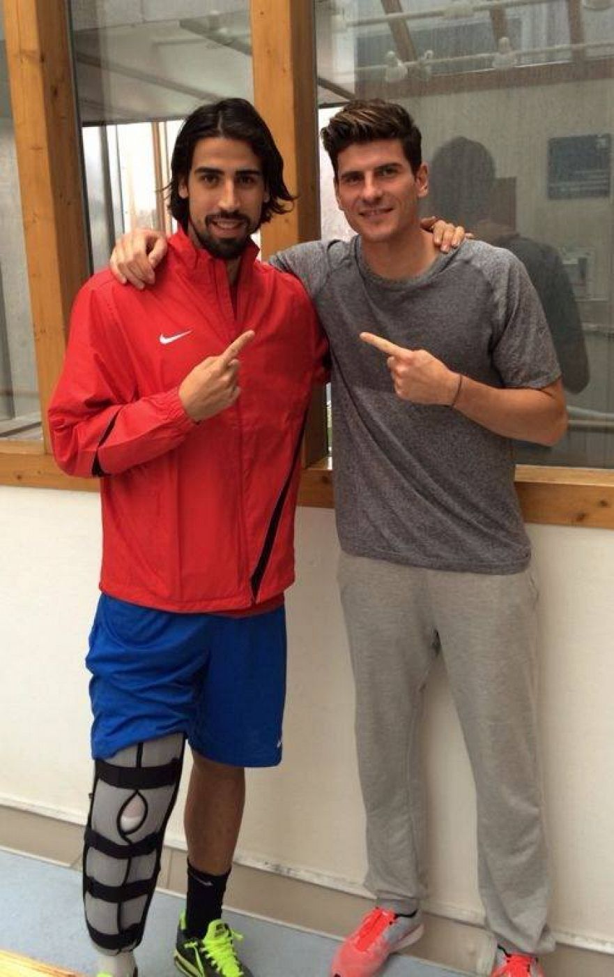 Imagen de Khedira junto a Mario Gómez.