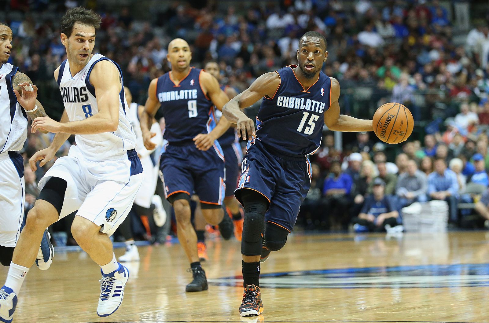 Calderón, ante Kemba Walker en el choque entre Dallas y Charlotte.