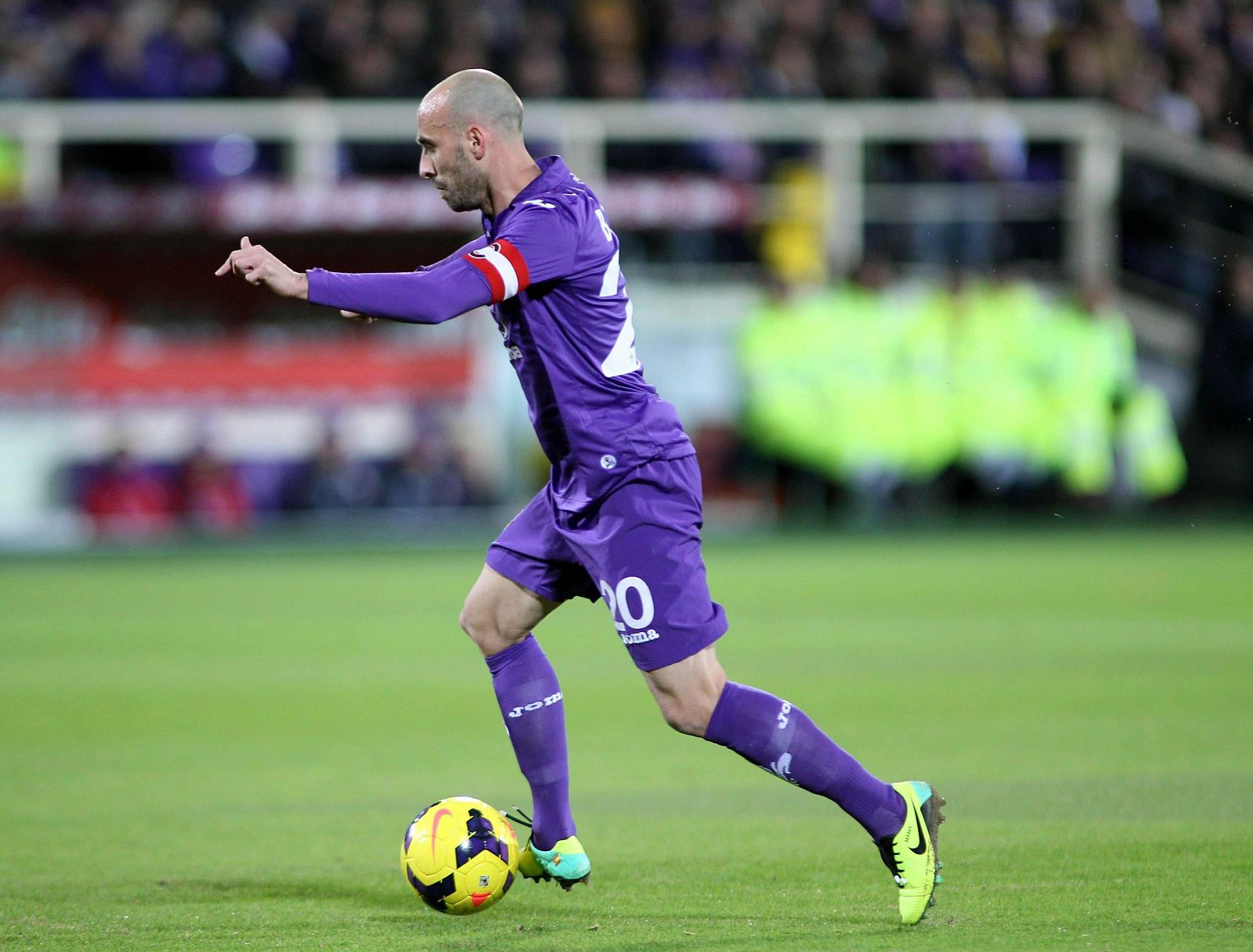 El centrocampista español de la Fiorentina Borja Valero controla el balón durante el partido de la Serie A italiana disputado ante el Hellas Verona.