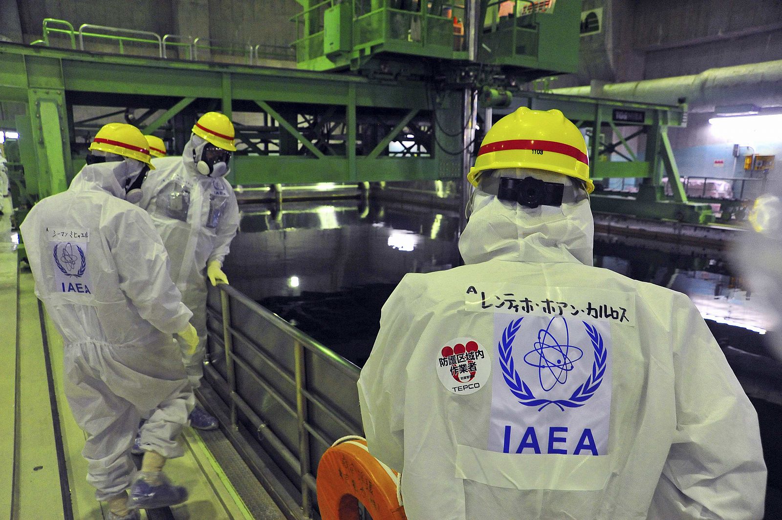 El equipo de expertos del OIEA inspecciona el reactor 4 de la central nuclear de Fukushima