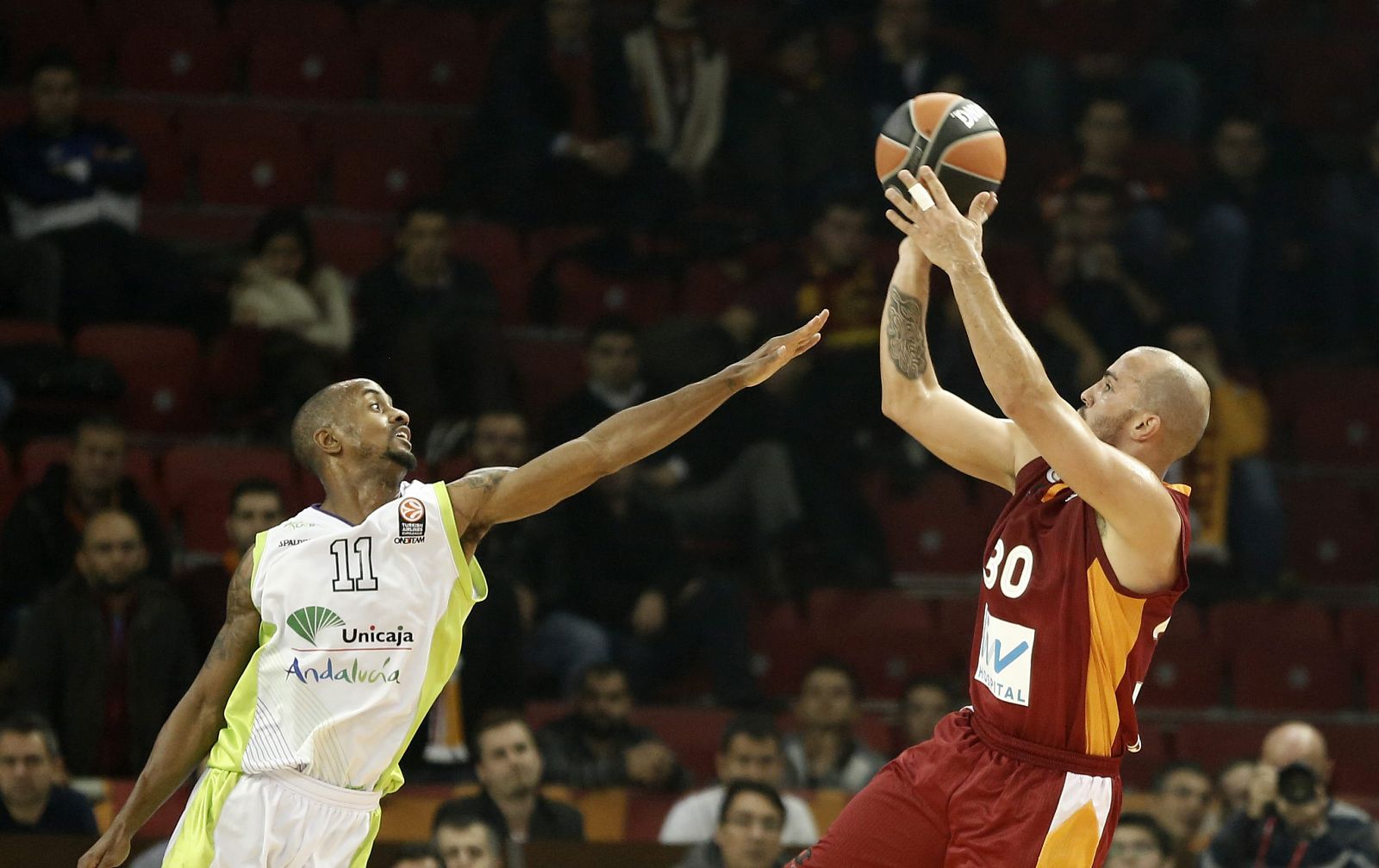 Carlos Arroyo del Galatasaray disputa el balón con Earl Calloway de Unicaja Málaga.