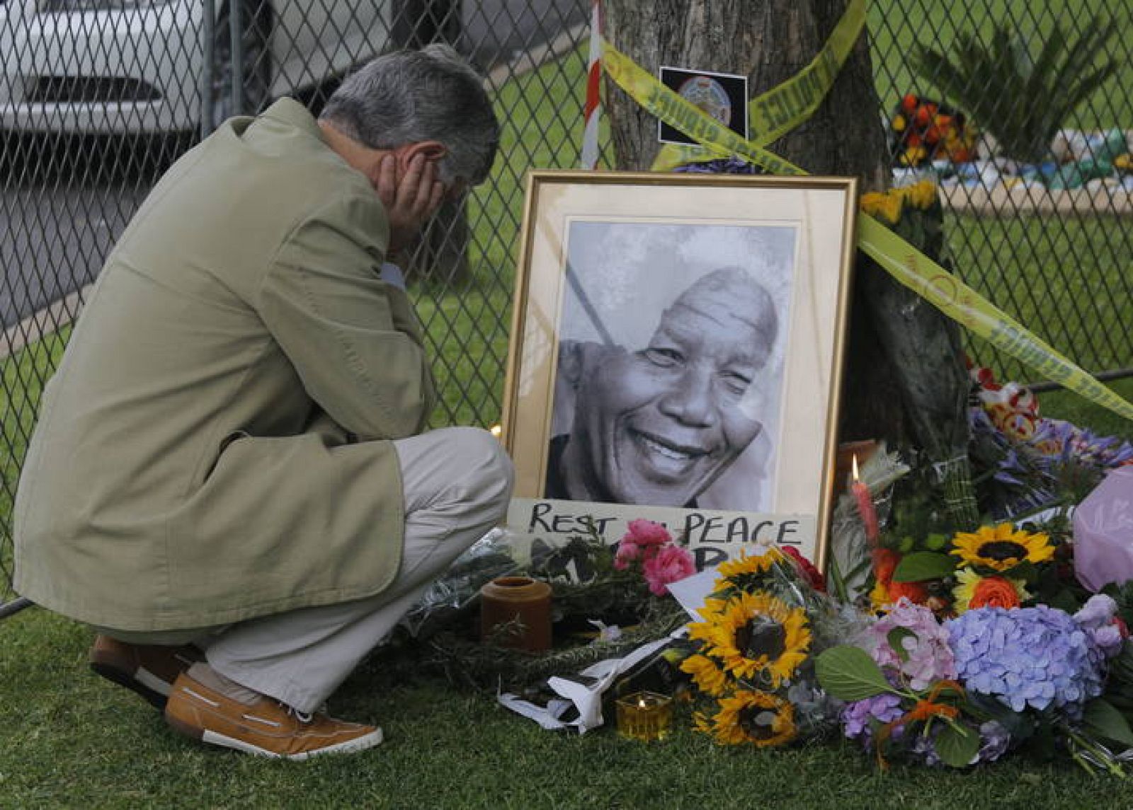 SUDAFRICANOS LLORAN LA MUERTE DE MADIBA