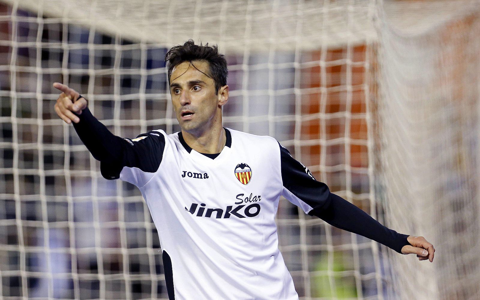 El delantero brasileño del Valencia Jonas Gonçalves celebra el gol marcado ante el Osasuna en Liga.