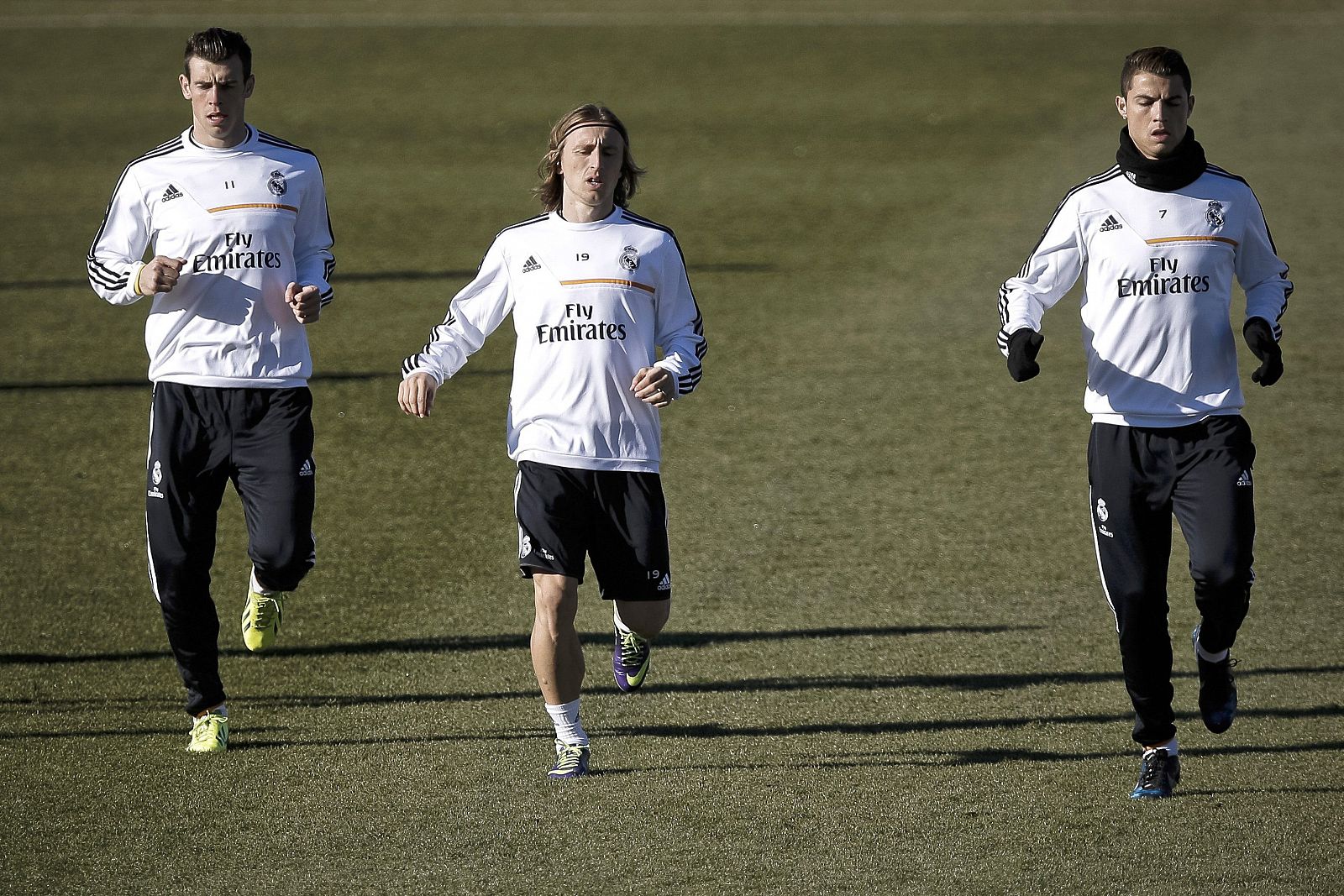 Bale, en un entrenamiento con Modric y Ronaldo, se perderá el partido por gripe.