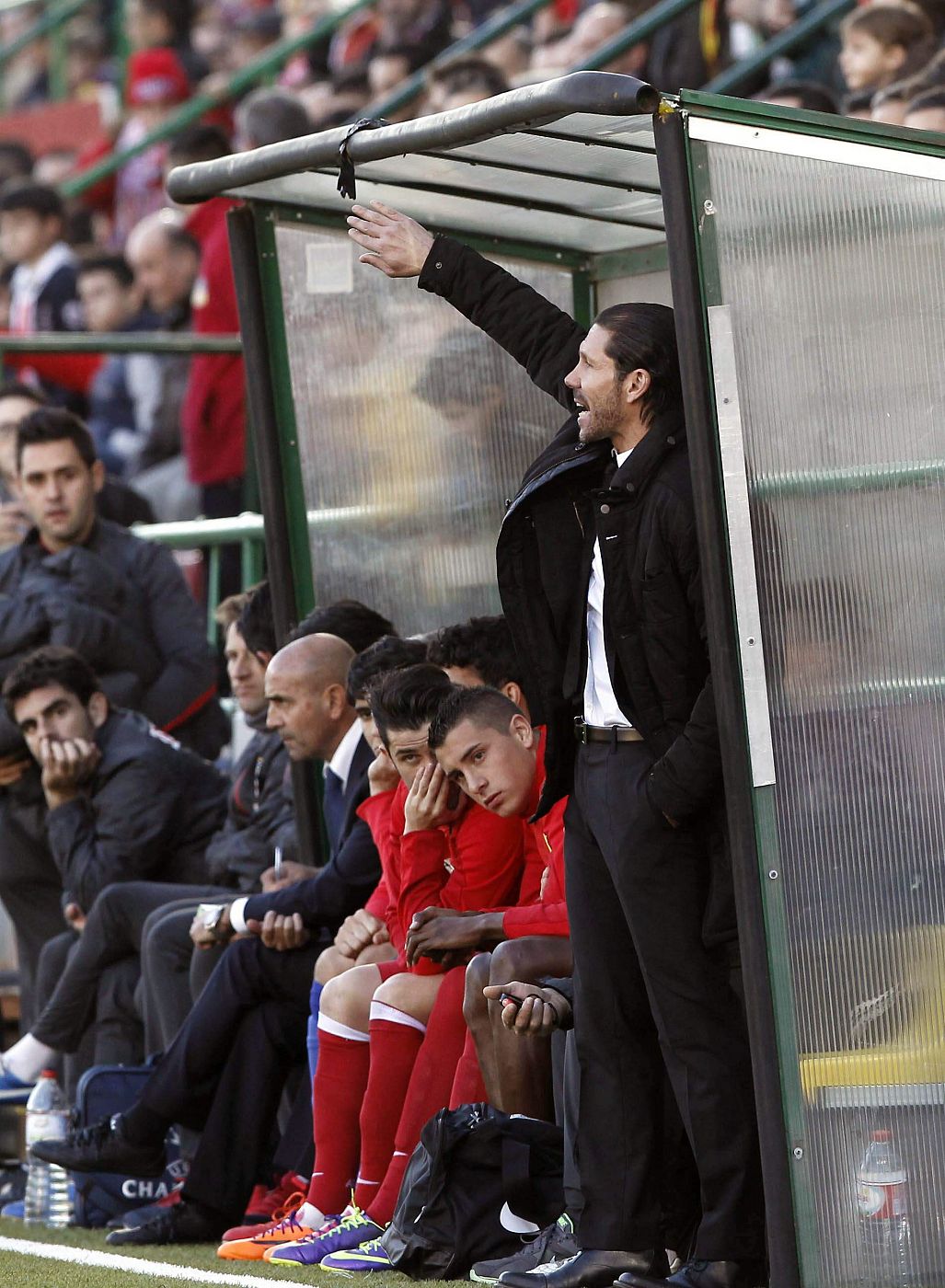 El entrenador del Atlético de Madrid Diego Simeone (d) da instrucciones a sus jugadores