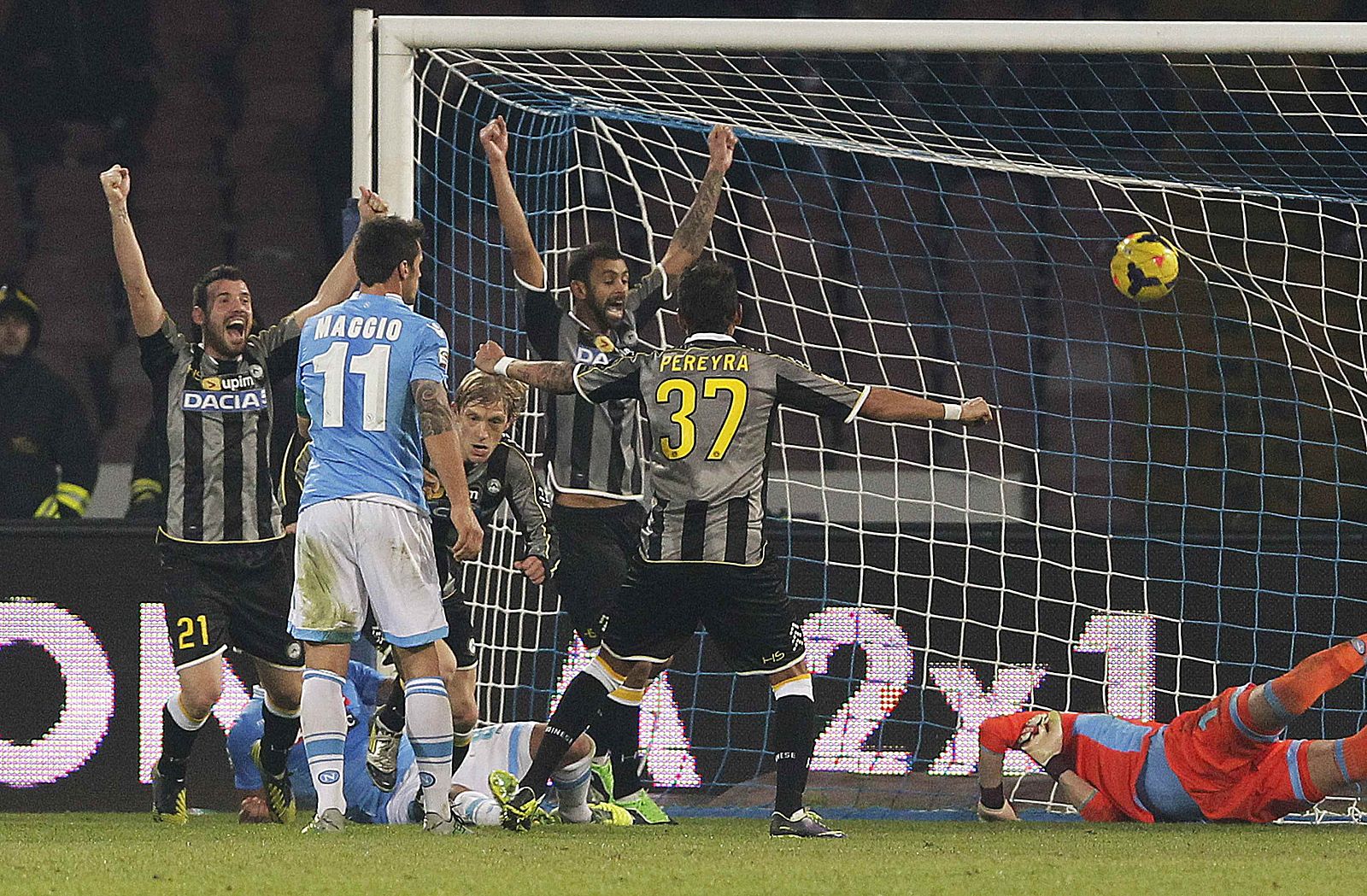 Los jugadores del Udinese celebran un gol contra el Nápoles