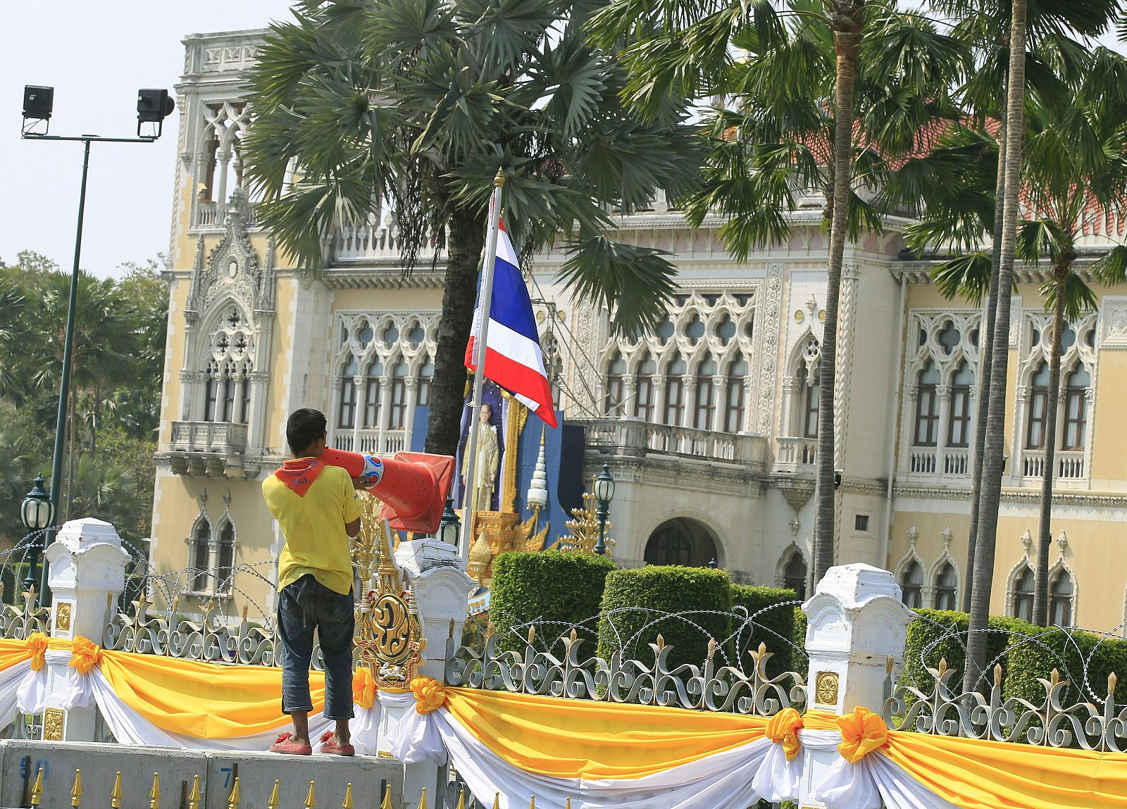 Un manifestante frente a la sede del Gobierno en Tailandia