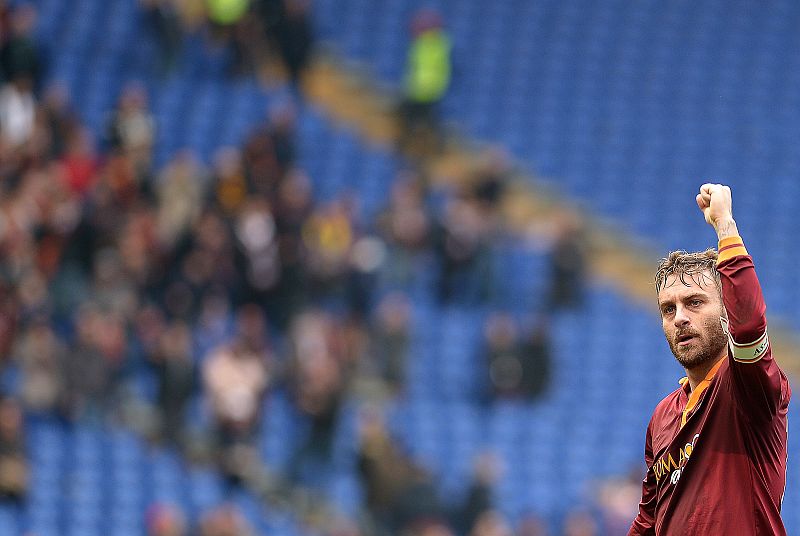 Danielle de Rossi, de la Roma, celebra la victoria ante la Fiorentina