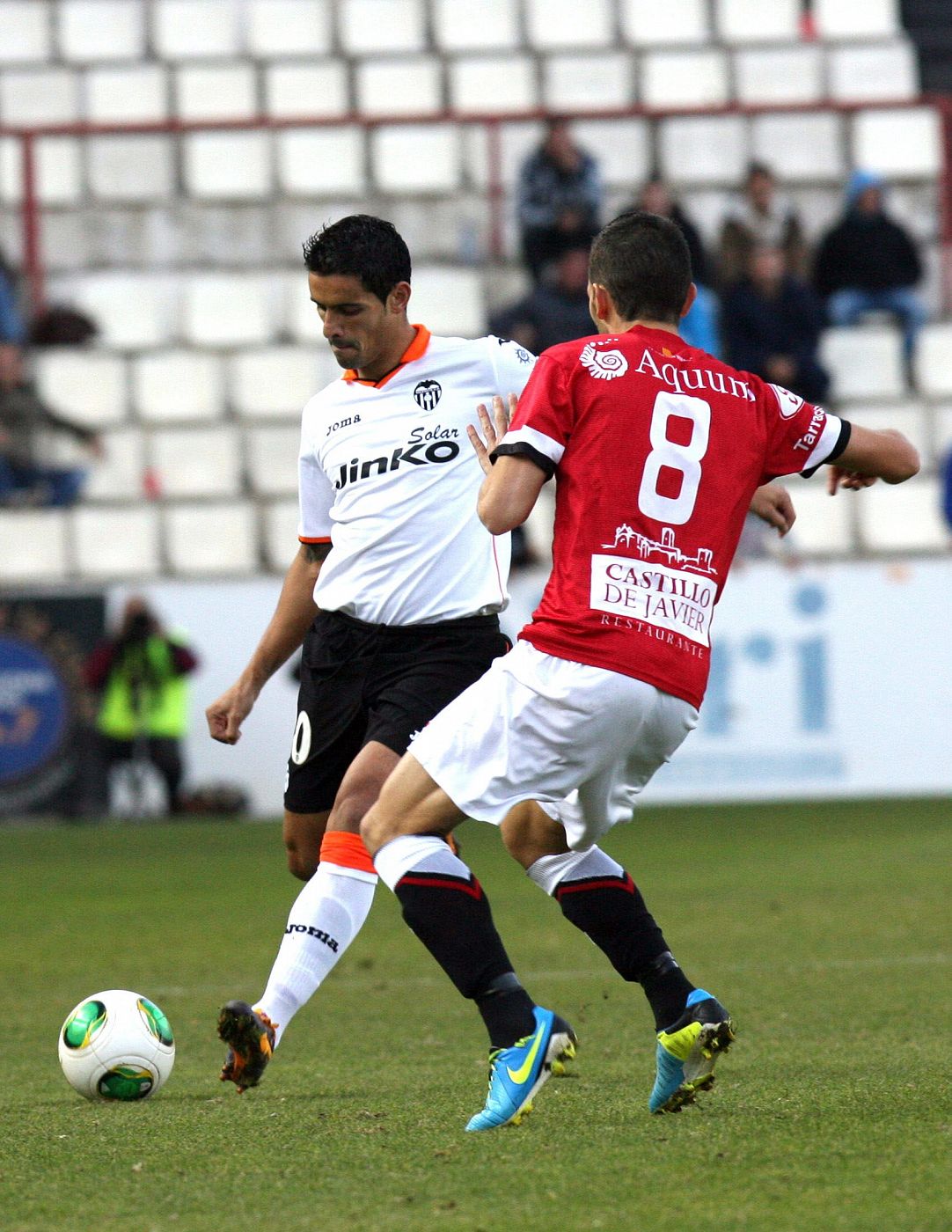 El centrocampista del Nástic de Tarragona Carlos De Lerma lucha un balón con el defensa portugués del Valencia Ricardo Costa.