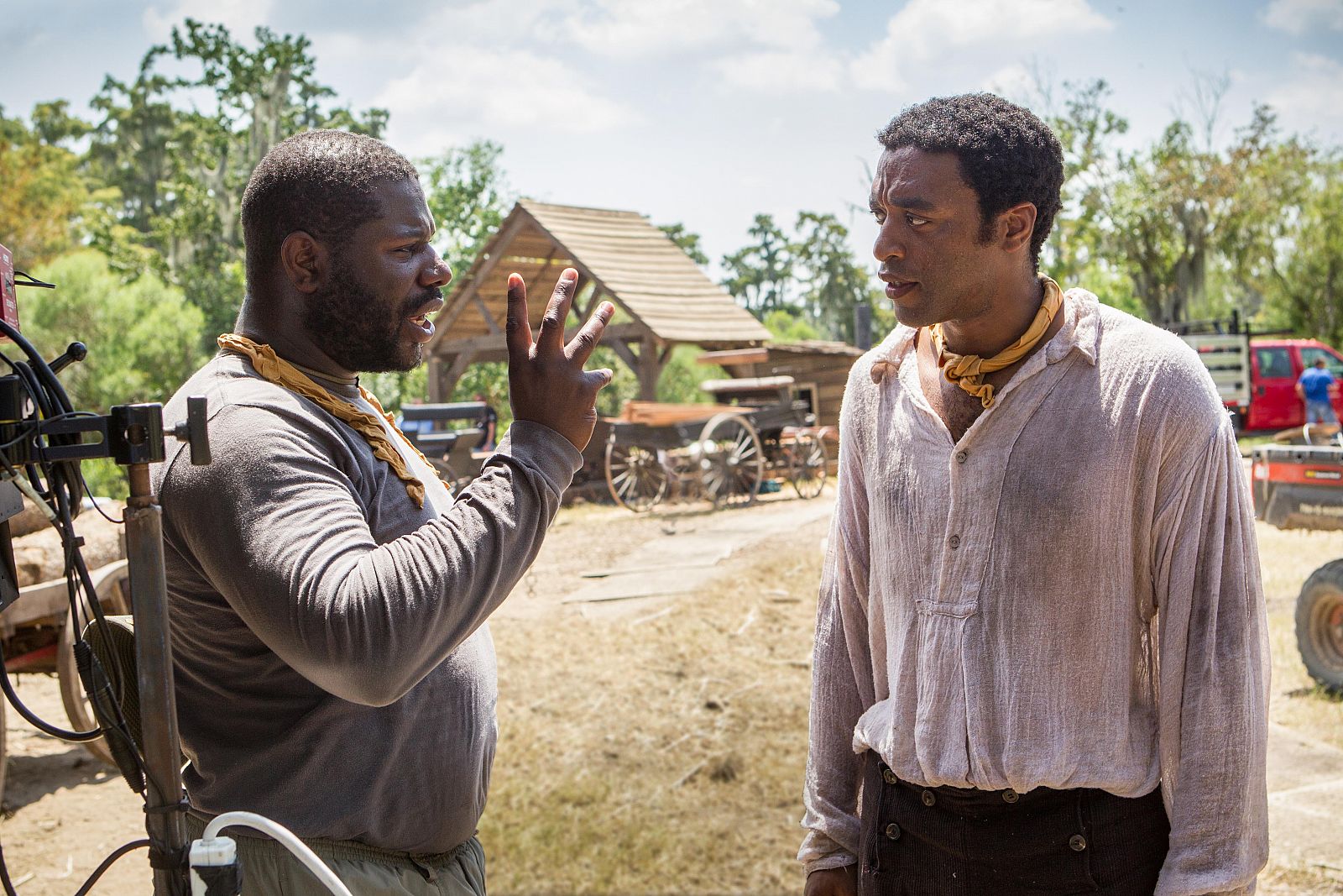 Steve McQueen dirigiendo a Chiwetel Ejiofor.