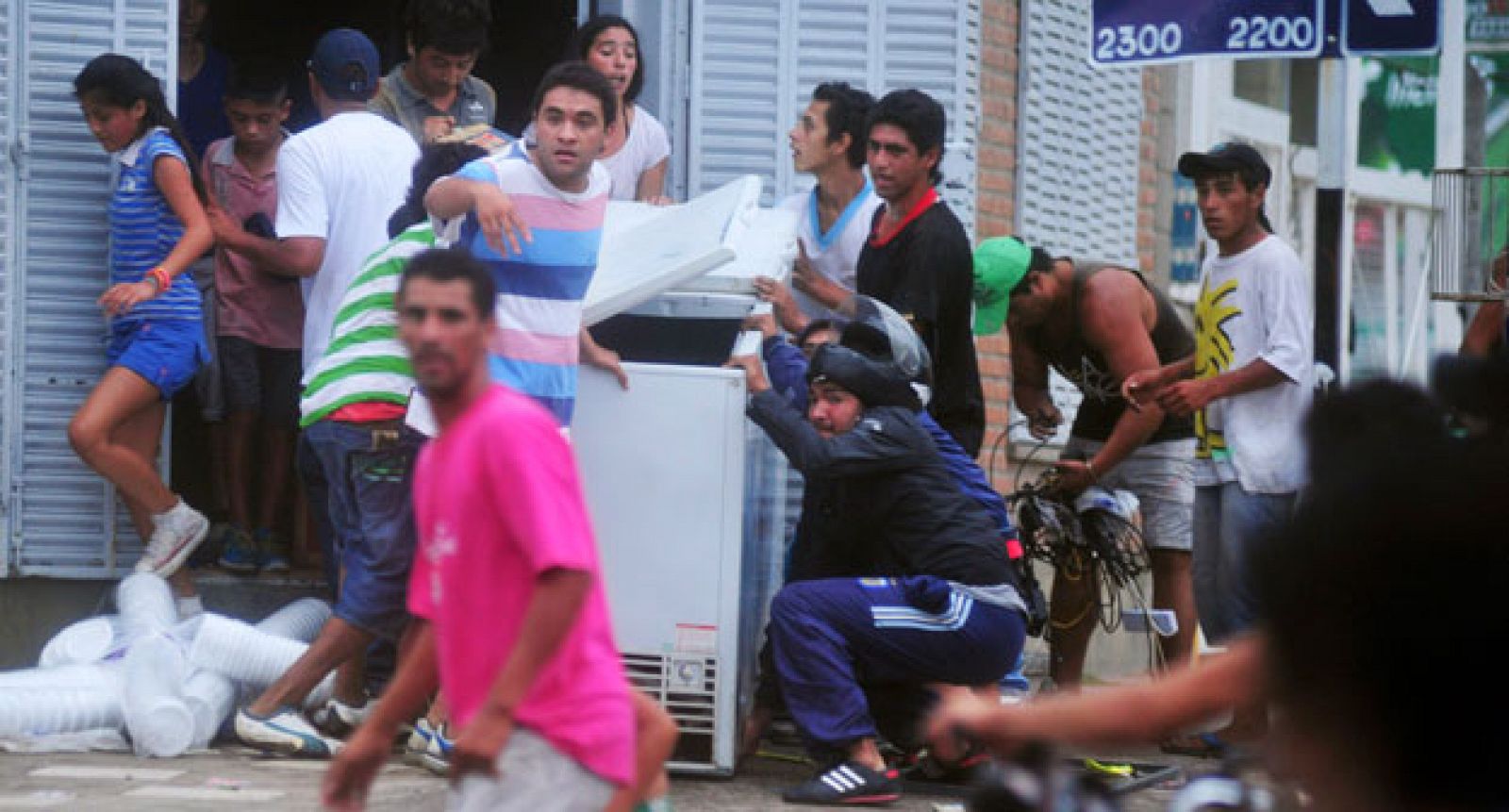 Las protestas y los saqueos ponen en jaque la estabilidad política de Argentina