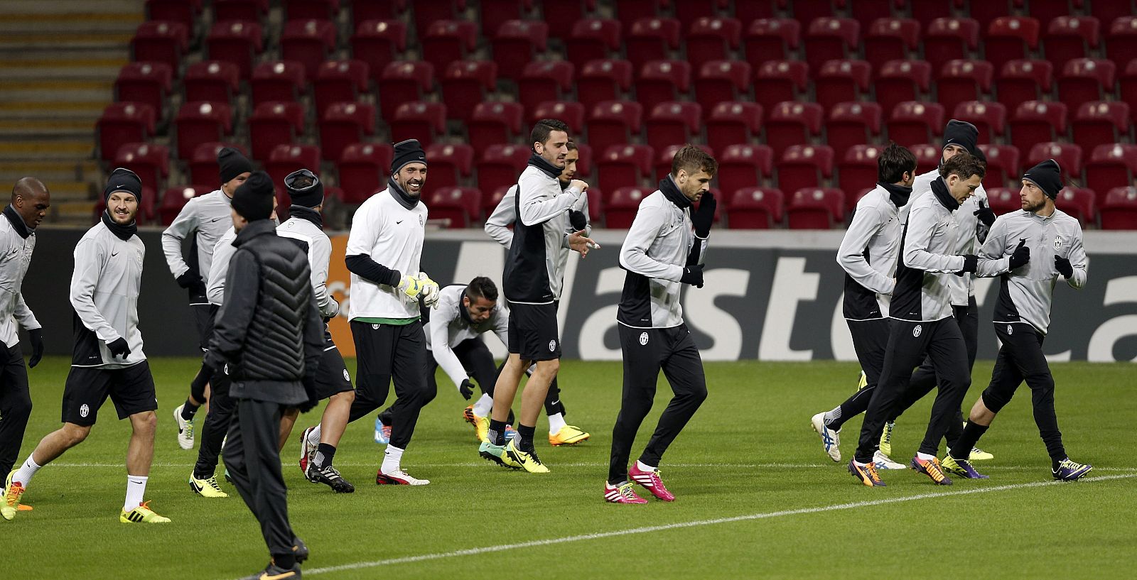 Los jugadores del Juventus calientan durante un entrenamiento del equipo en Estambul