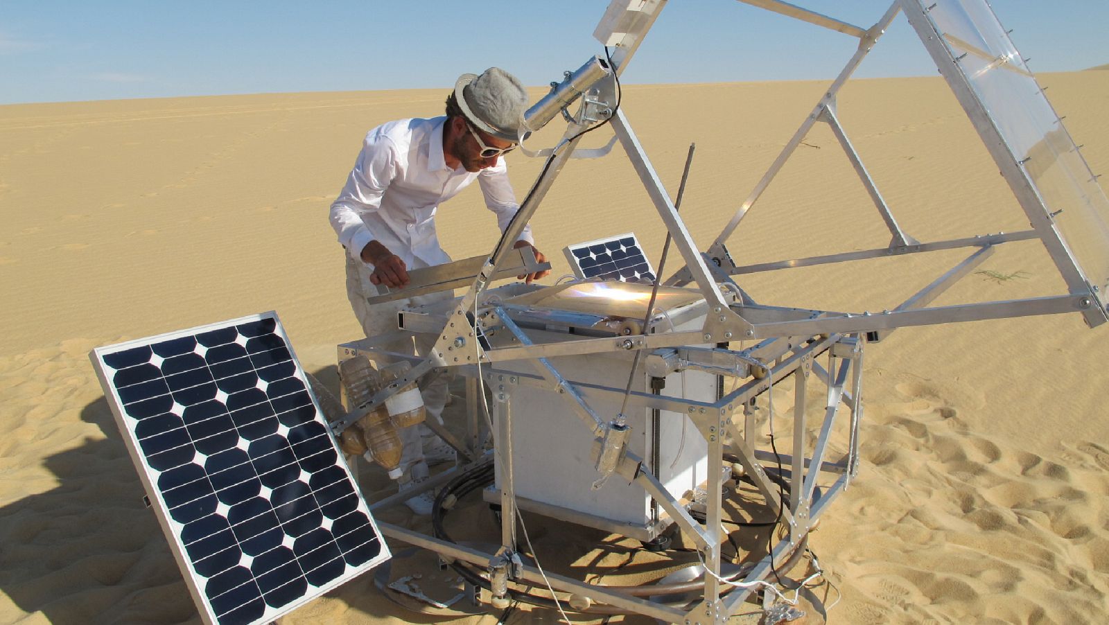 Markus Kayser en pleno proceso de fabricación de un objeto en Egipto en 2011.