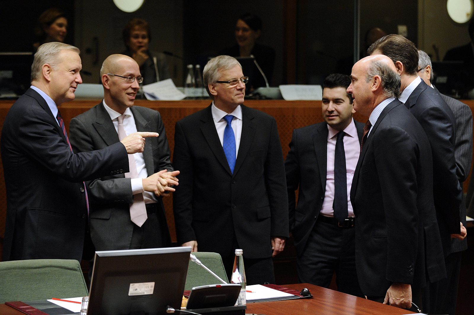 El vicepresidente de la Comisión Europea, Olli Rehn; el miembro del BCE Jorg Asmussen; y el ministro de Finanzas de Lituania,Rimantas Sadzius, conversan con el ministro de Economía, Luis de Guindos