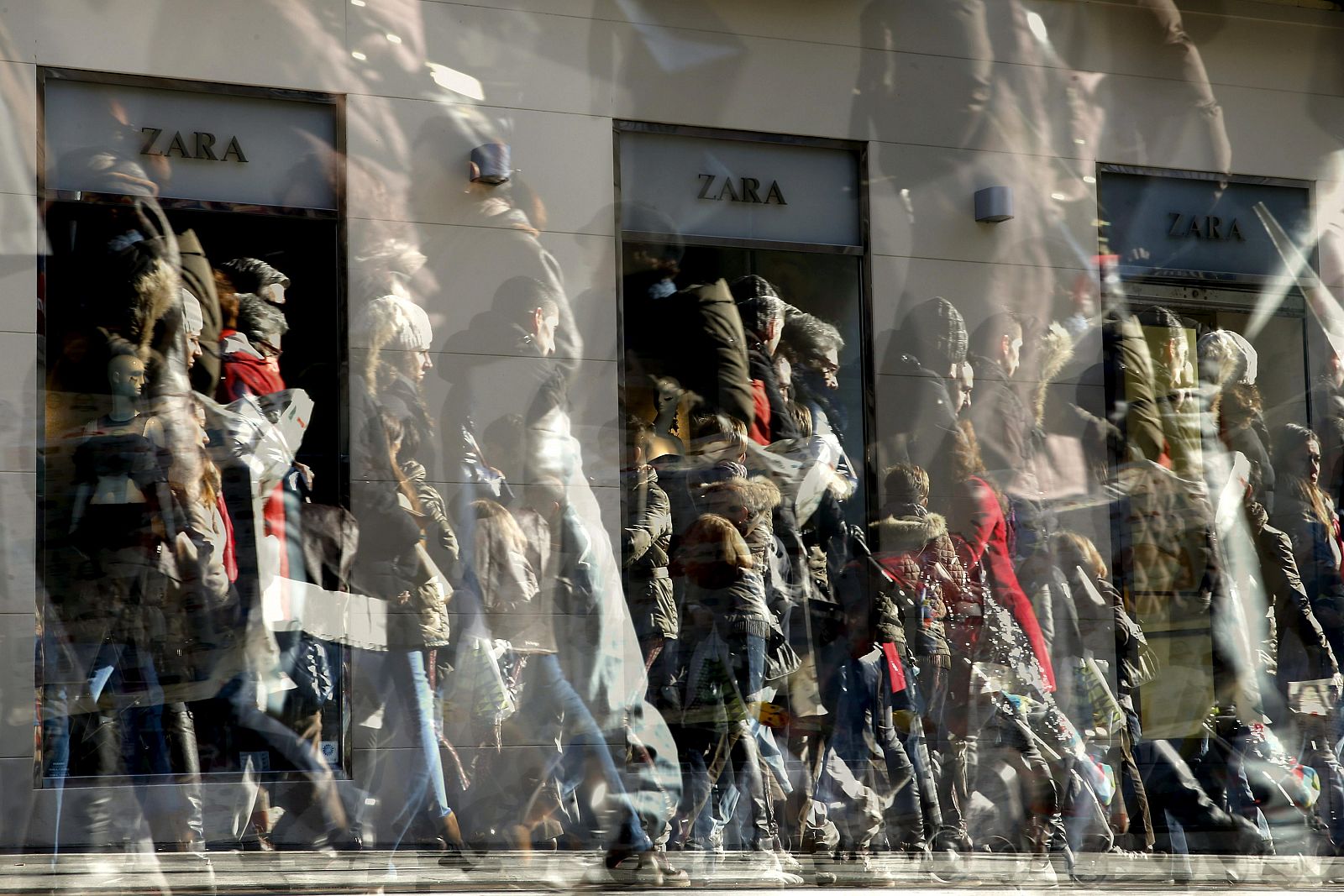 Viandantes en el exterior de una tienda de Zara en Madrid