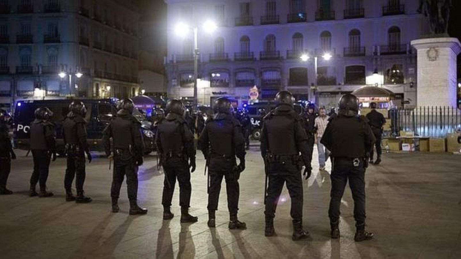 Agentes de la Policía Nacional actúan en un desalojo en la Puerta del Sol de Madrid