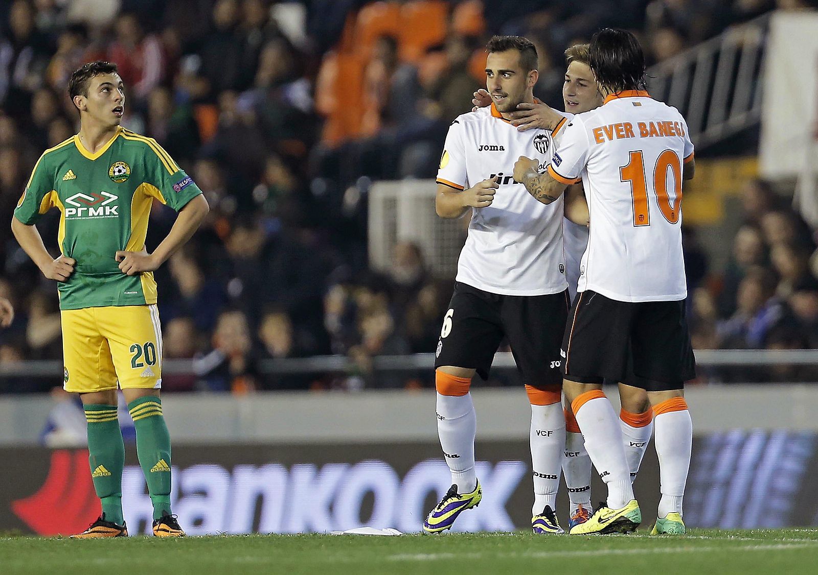 El delantero del Valencia Paco Alcácer es felicitado por sus compañeros.