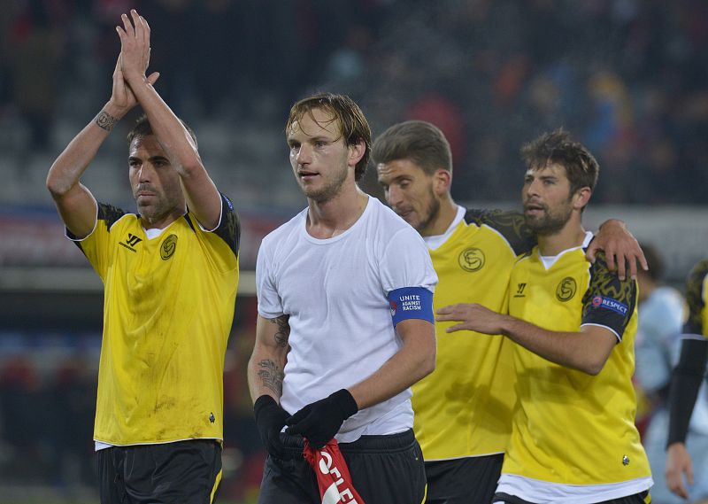 Los jugadores del Sevilla abandonan el campo después de vencer al Friburgo.