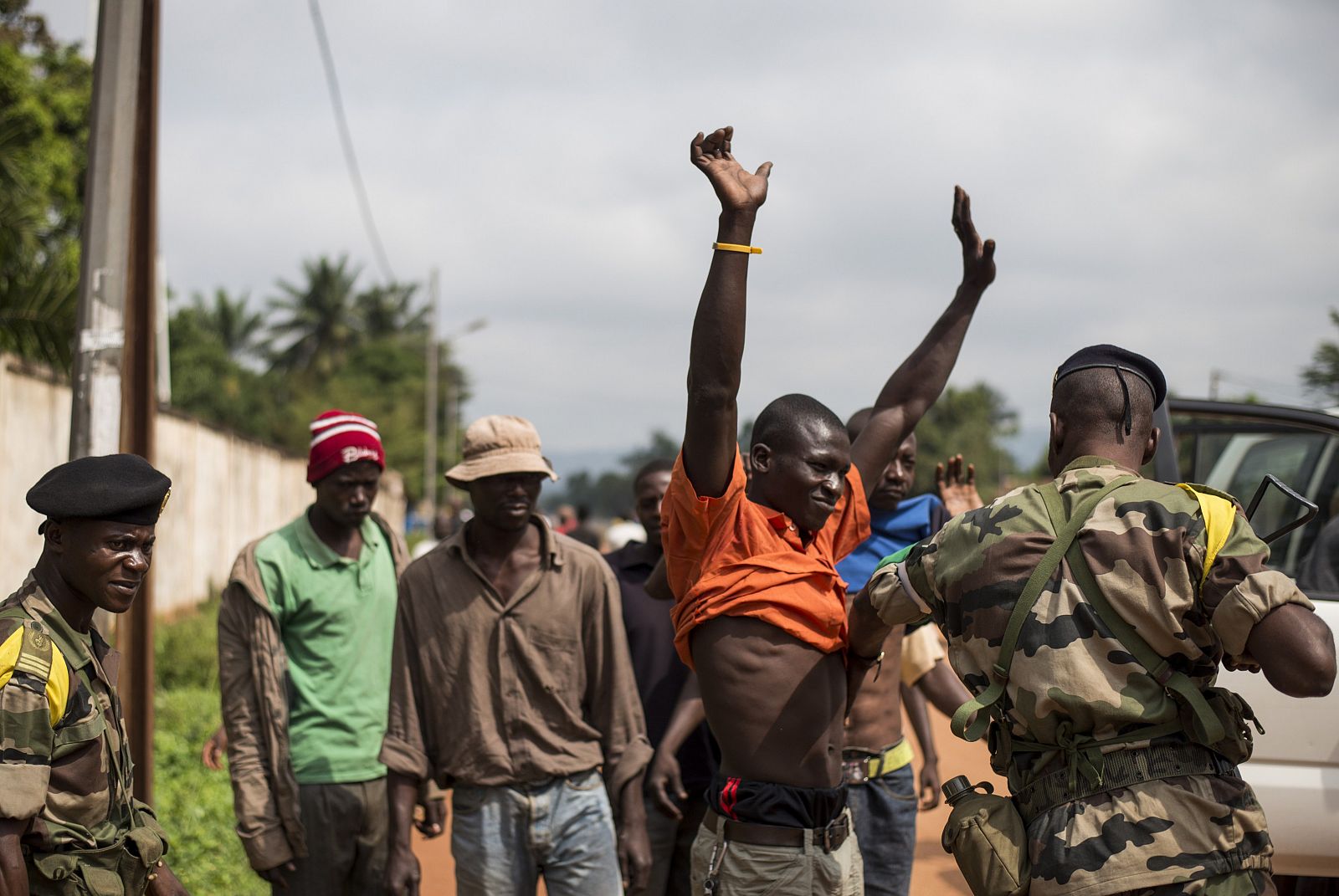 Soldados de la fuerza multinacional en República Centroafricana registran a varias personas en la capital, Bangui