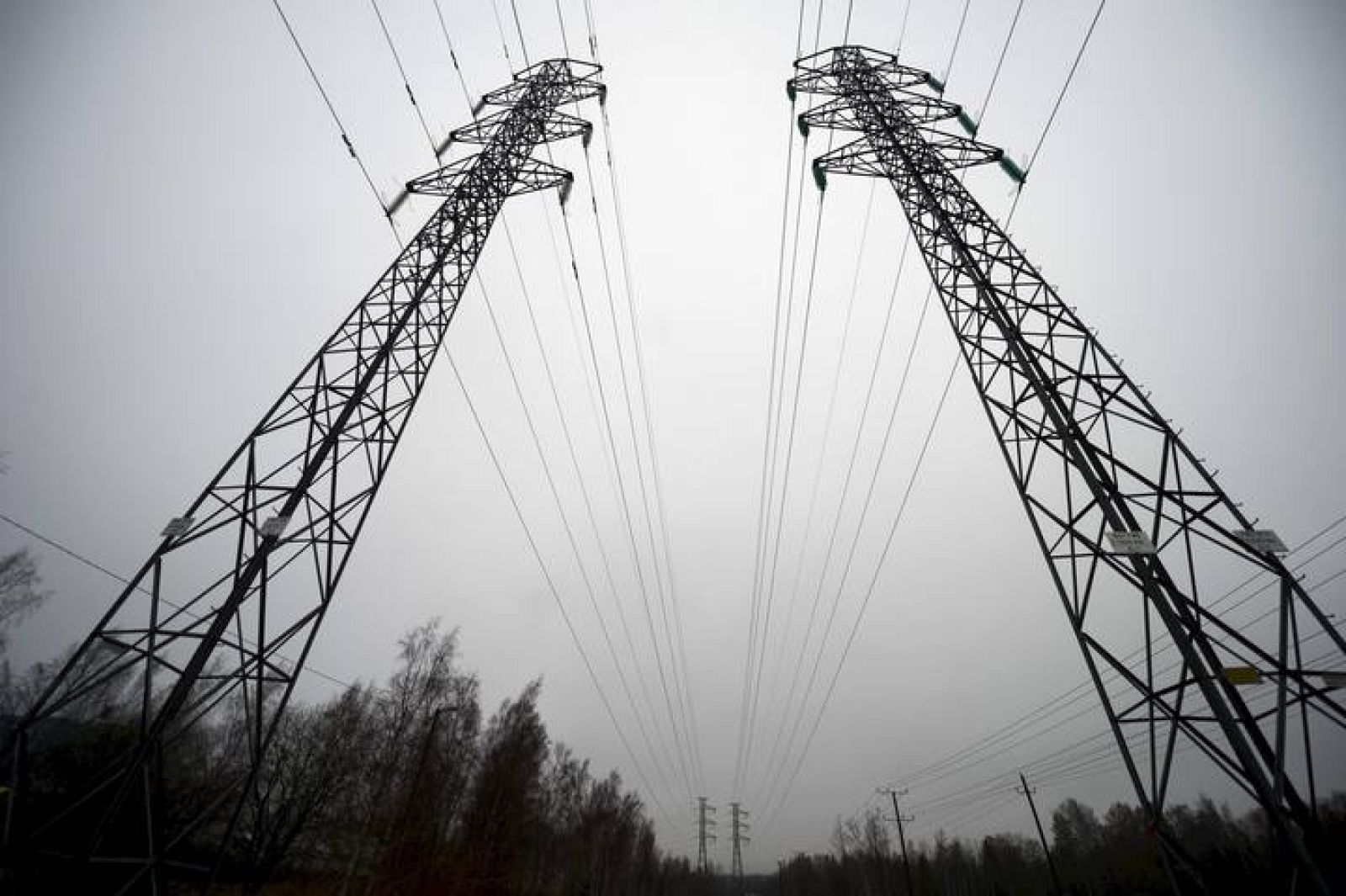 Torres de distribución de electricidad de alta tensión