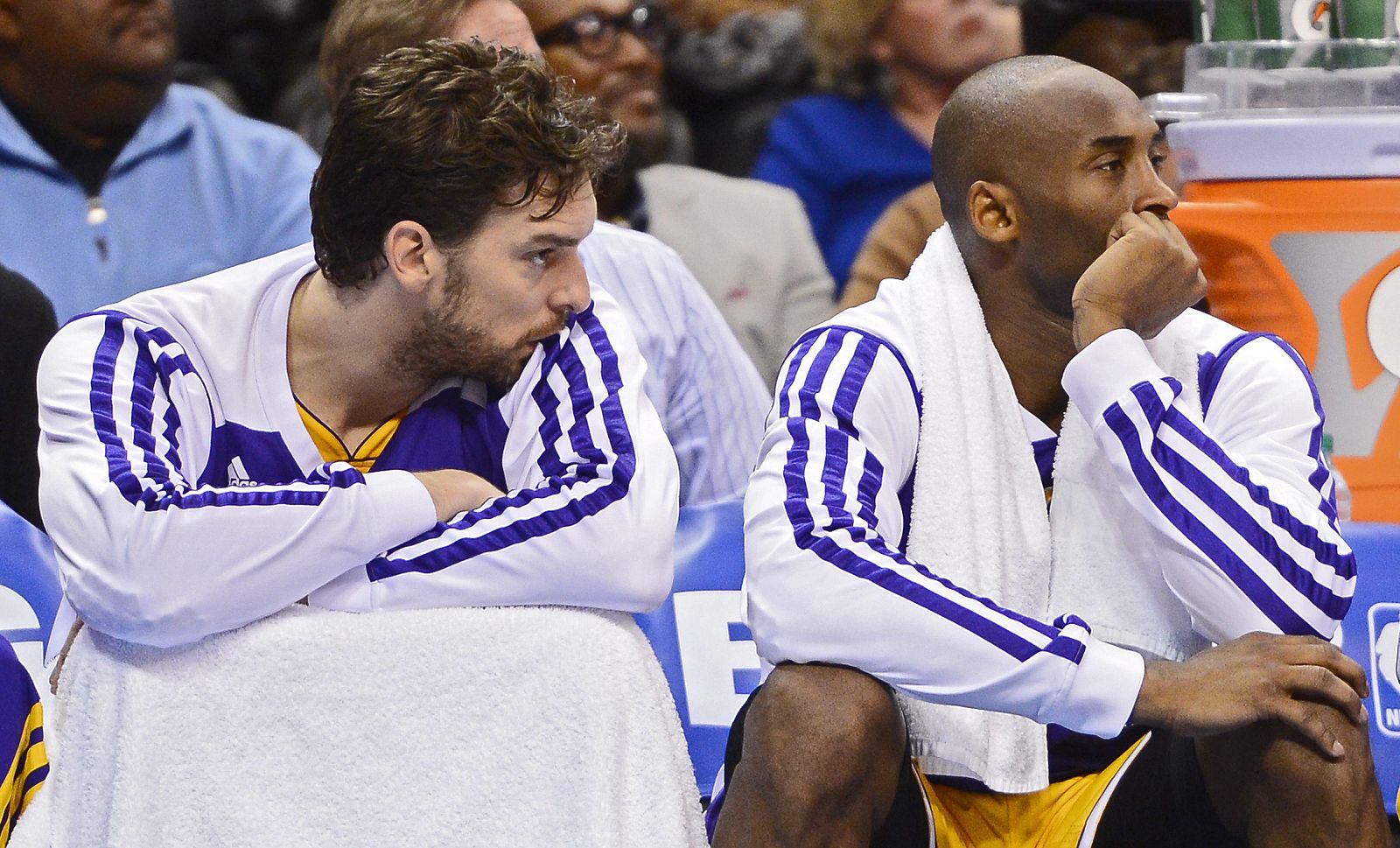 Pau Gasol (izquierda) y Kobe Bryant (derecha), observan la derrota de Los Angeles Lakers ante Oklahoma City Thunder