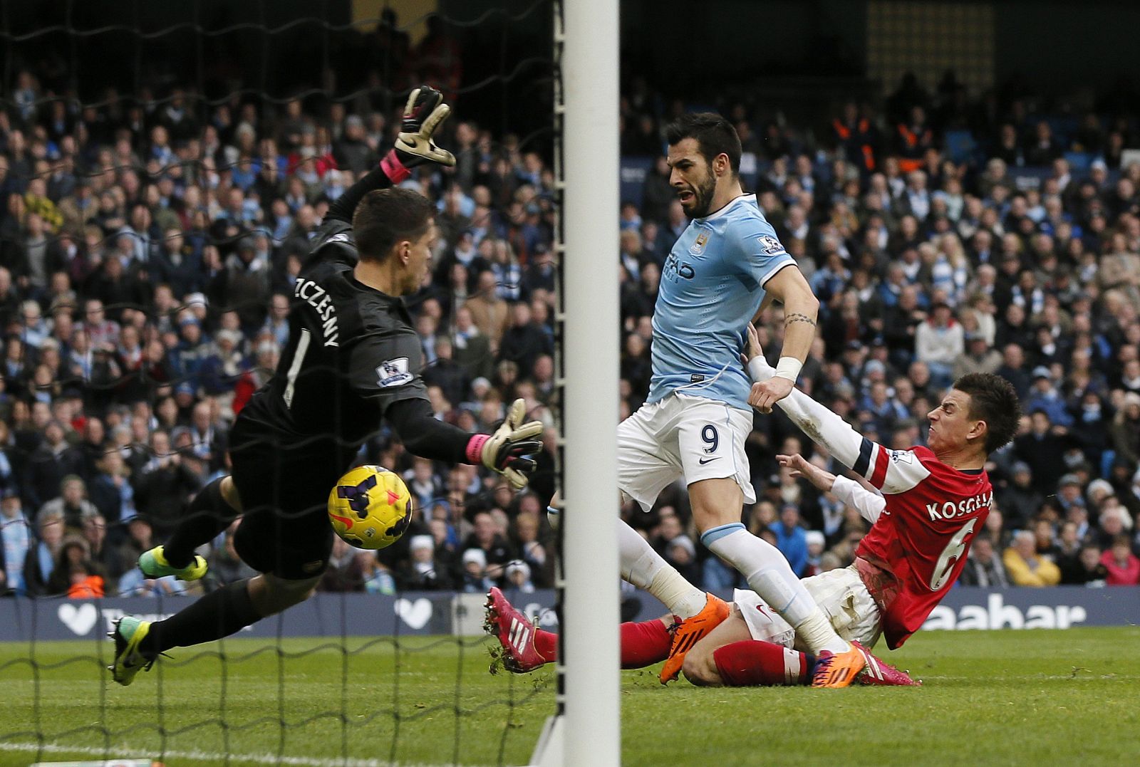 Álvaro Negredo marca un gol con el Manchester City ante el Arsenal.