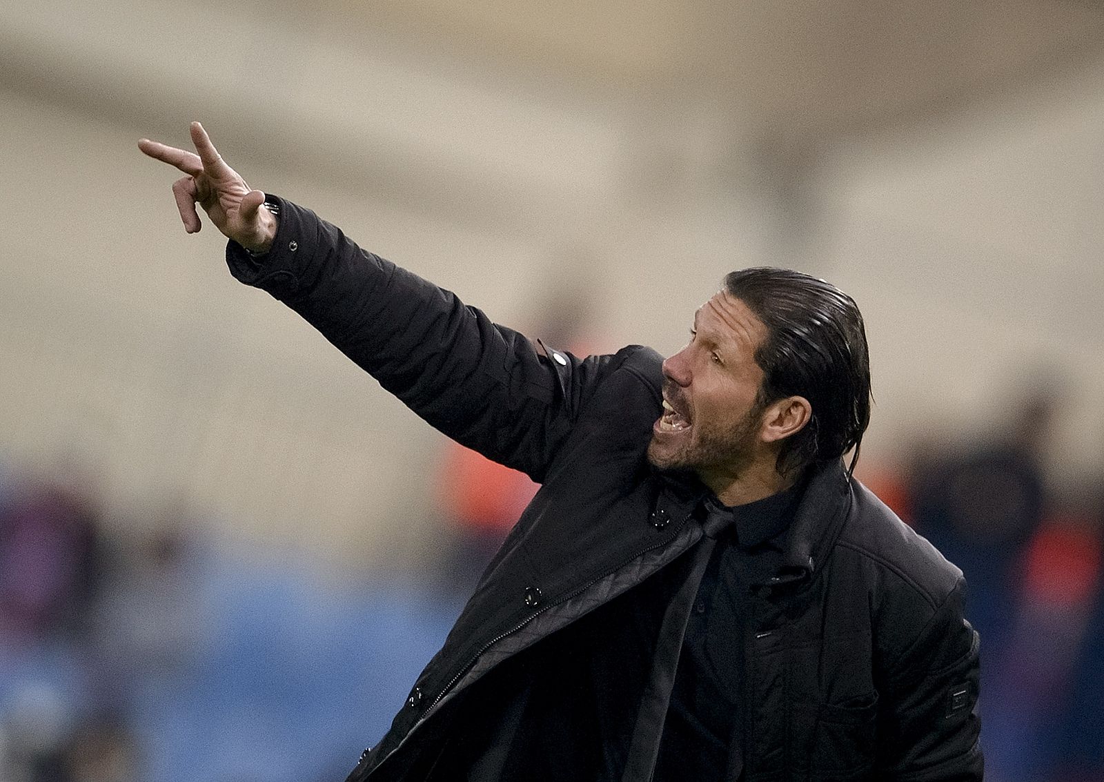 Simeone da instrucciones a sus jugadores en un partido de Liga.