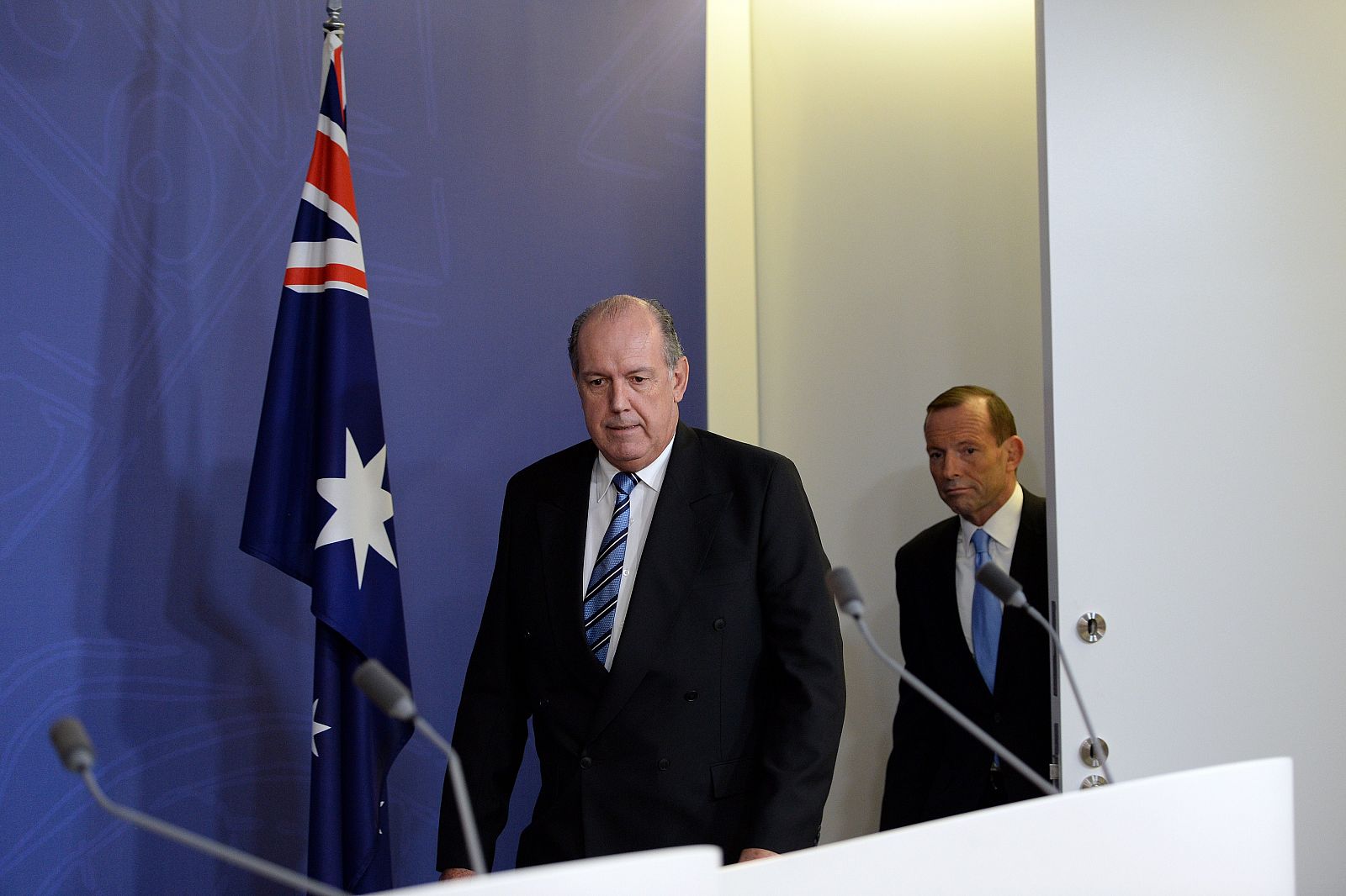 El primer ministro australiano Tony Abbott junto al ministro de Defensa David Johnston momentos antes de la  comparecencia en la que han comunicado el fin del despliegue de las tropas australianas en Afganistán.