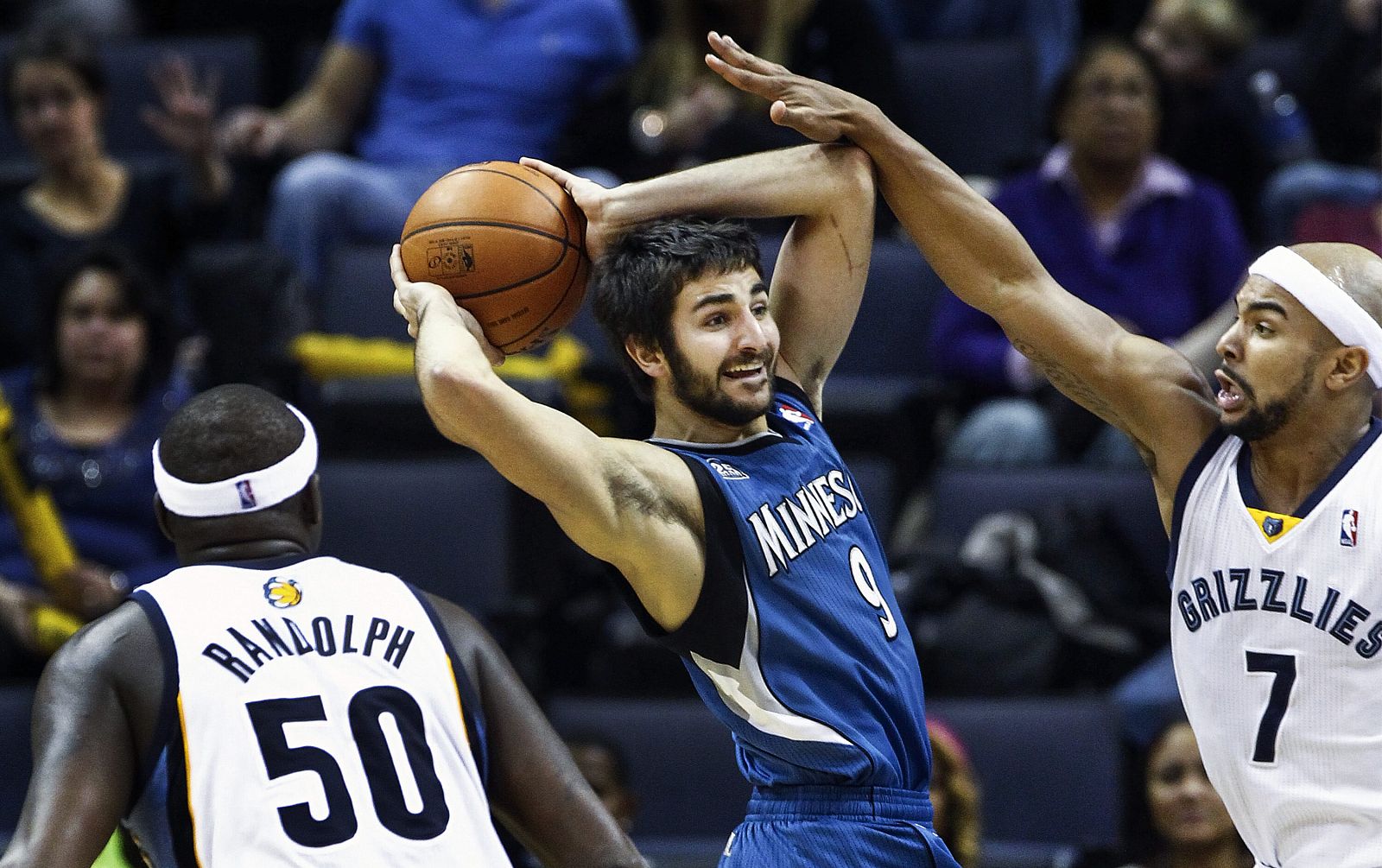 El jugador Ricky Rubio (c) de los Timberwolves de Minnesota ante dos rivales de los Grizzlies