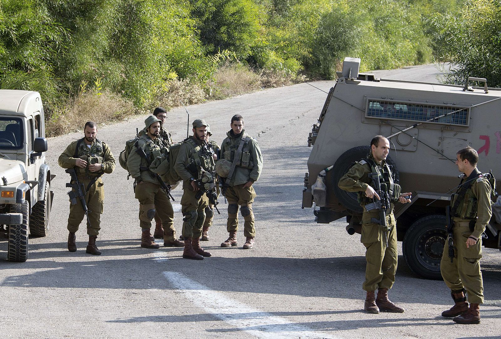 Soldados israelíes controlan el acceso de una de las carreteras cerca del paso fronteriza de Rosh Hanikrá donde se han producido los tiroteos.