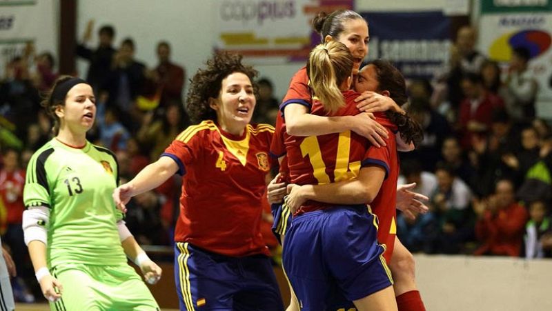 Las chicas de las selección española de fútbol sala femenino celebran el pase.