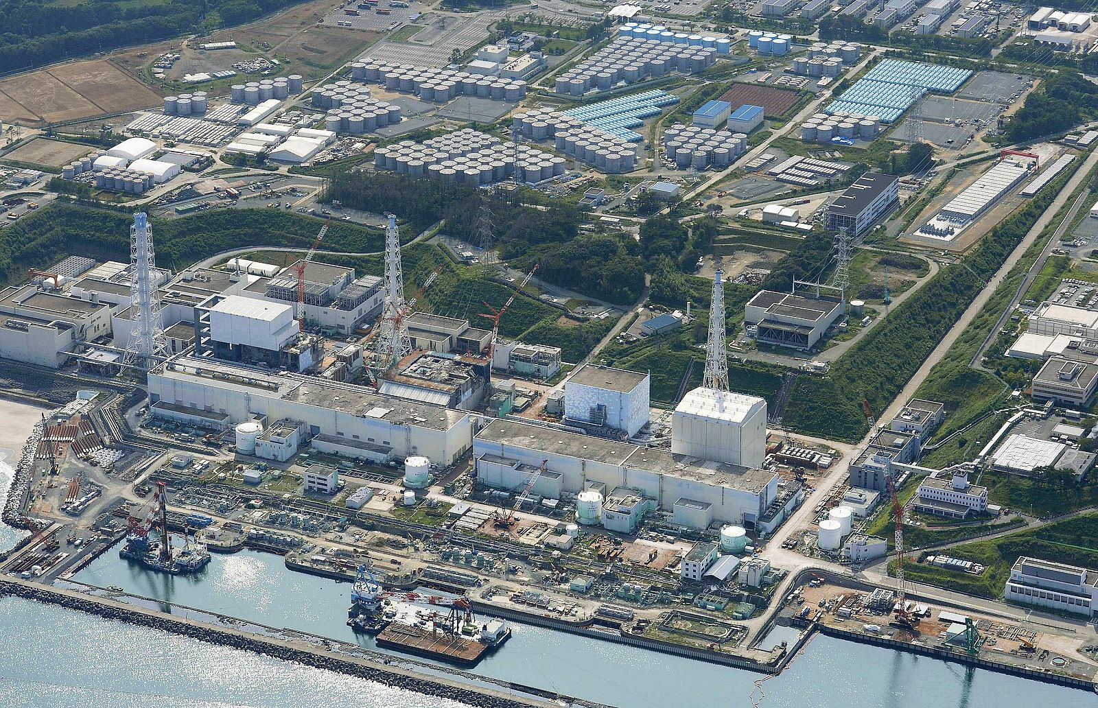 Vista aérea de la central nuclear de Fukushima. Los habitantes de la prefectura desplazados por el terremoto y la crisis nuclear no pueden regresar aún a sus casas.
