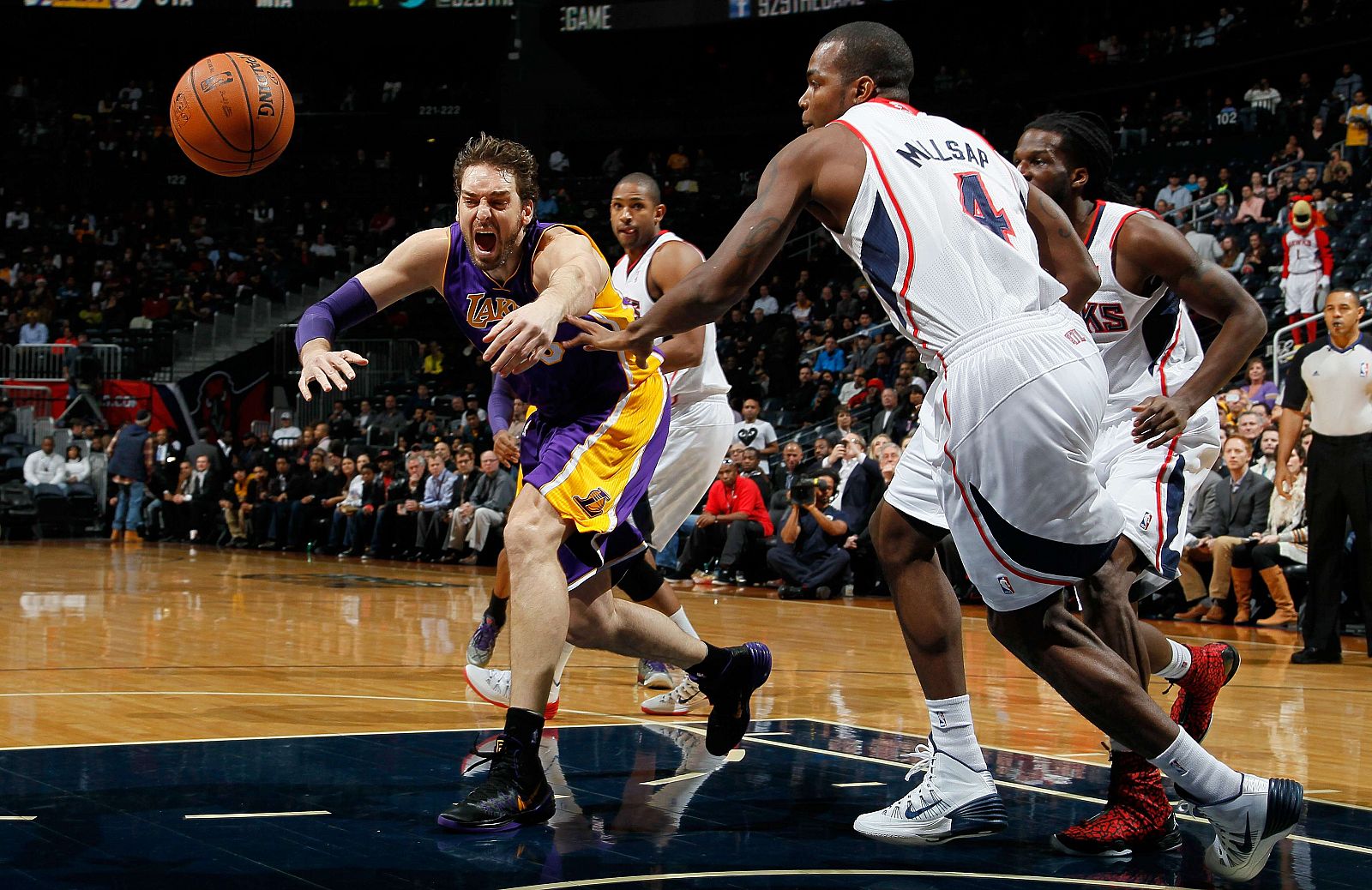 Pau Gasol pierde el balón en el partido de los Lakers ante Atlanta Hawks