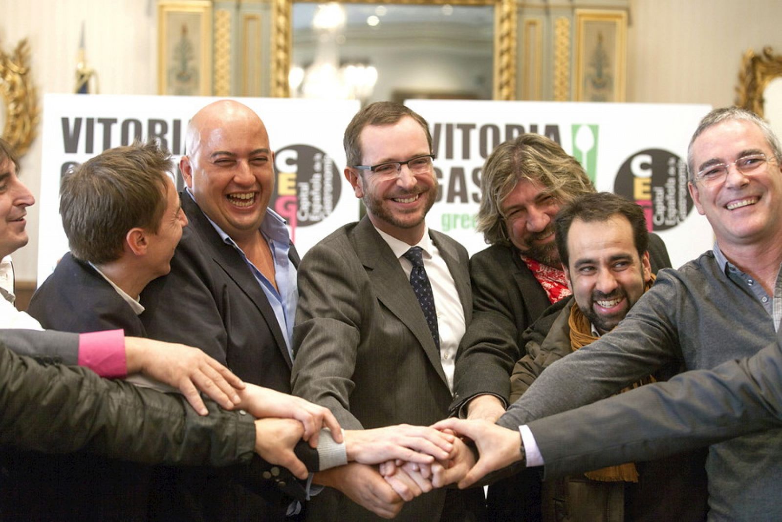 El alcalde de Vitoria, Javier Maroto, celebra con un grupo de hosteleros la elección de la ciudad como Capital Española de la Gastronomía