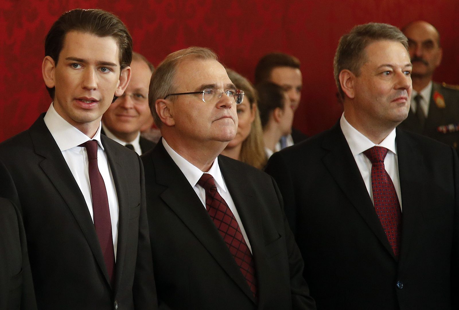 El nuevo ministro de Exteriores de Austria, Sebastian Kurz (izquierda), junto a otros ministros del Gabinete en la jura de sus cargos en Viena
